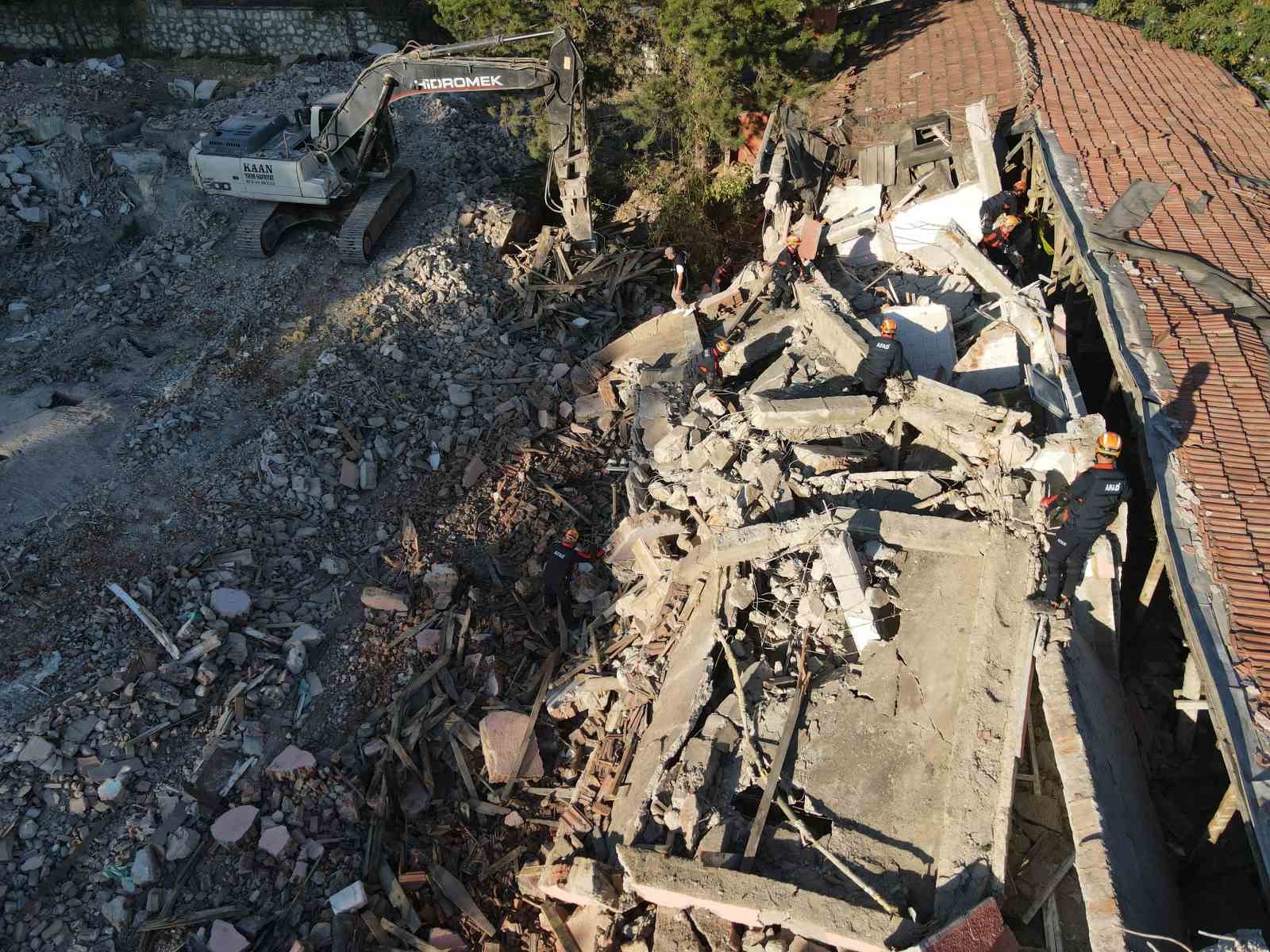 "Habersiz" bina çökmesi tatbikatı gerçeği aratmadı: Ekipler seferber oldu