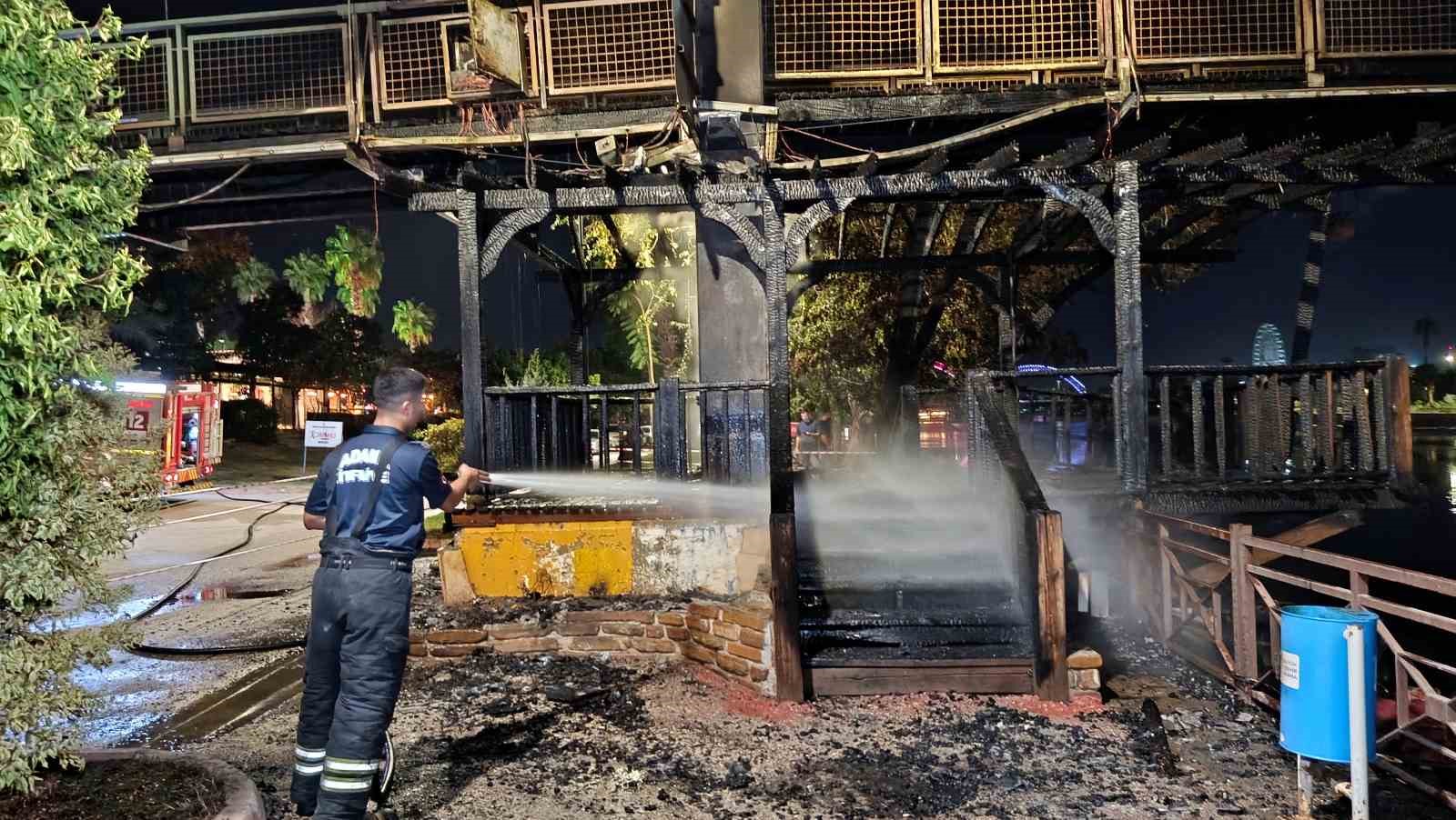 Adana’da asma yaya köprüsünde yangın: 20 metrelik bölüm yandı
