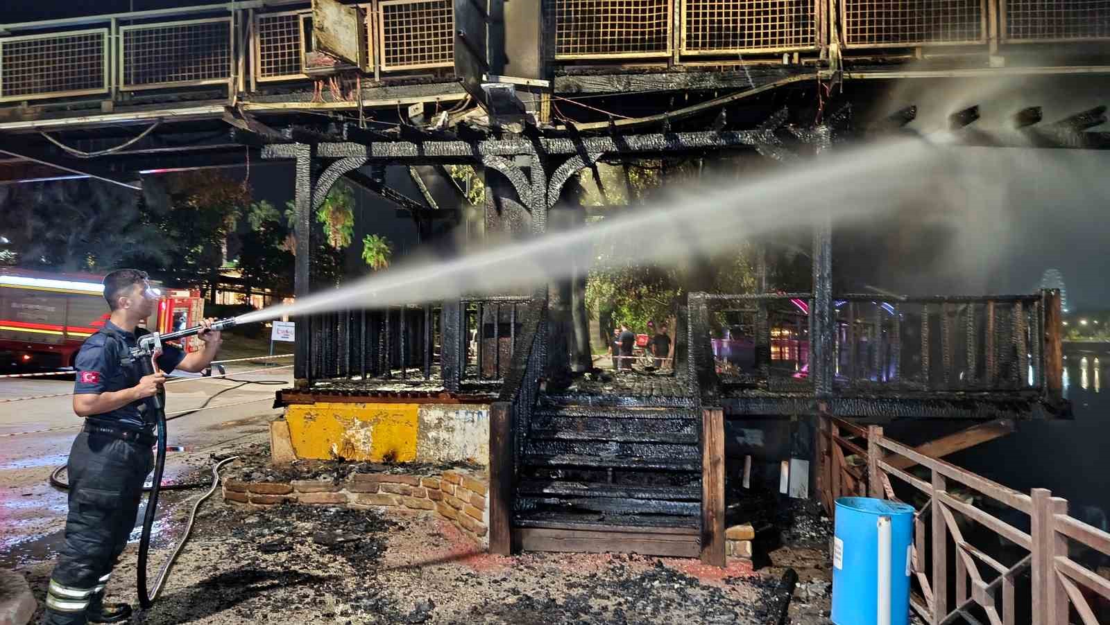 Adana’da asma yaya köprüsünde yangın: 20 metrelik bölüm yandı