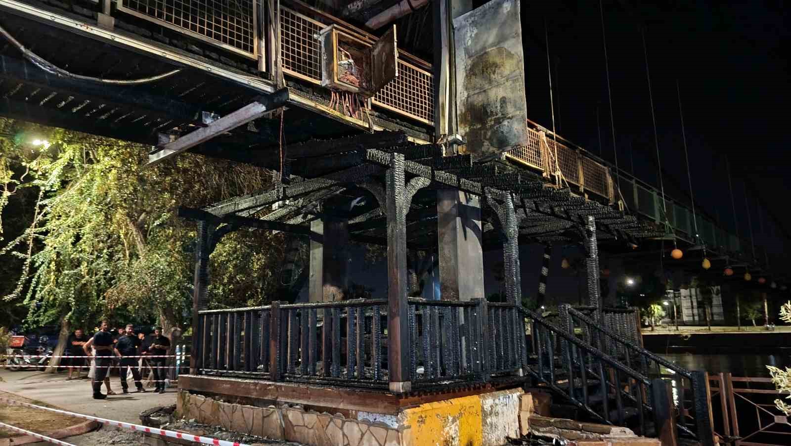 Adana’da asma yaya köprüsünde yangın: 20 metrelik bölüm yandı