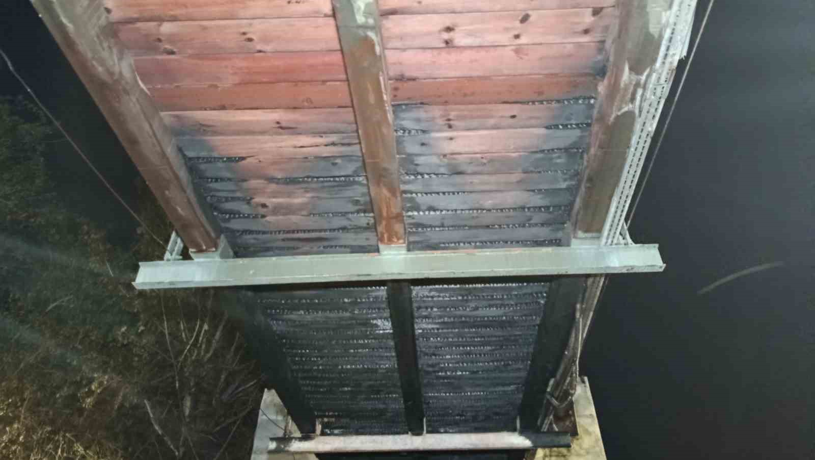 Adana’da asma yaya köprüsünde yangın: 20 metrelik bölüm yandı