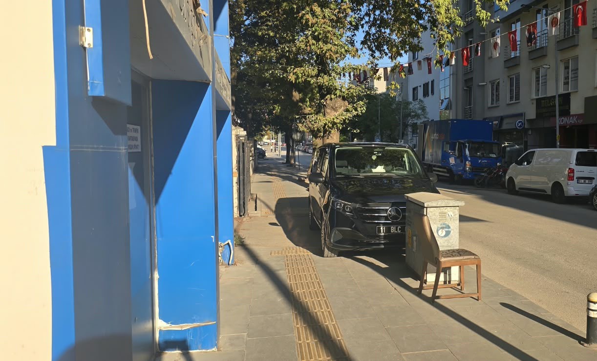 Kaldırımı işgal eden resmi plakalı araca tepki