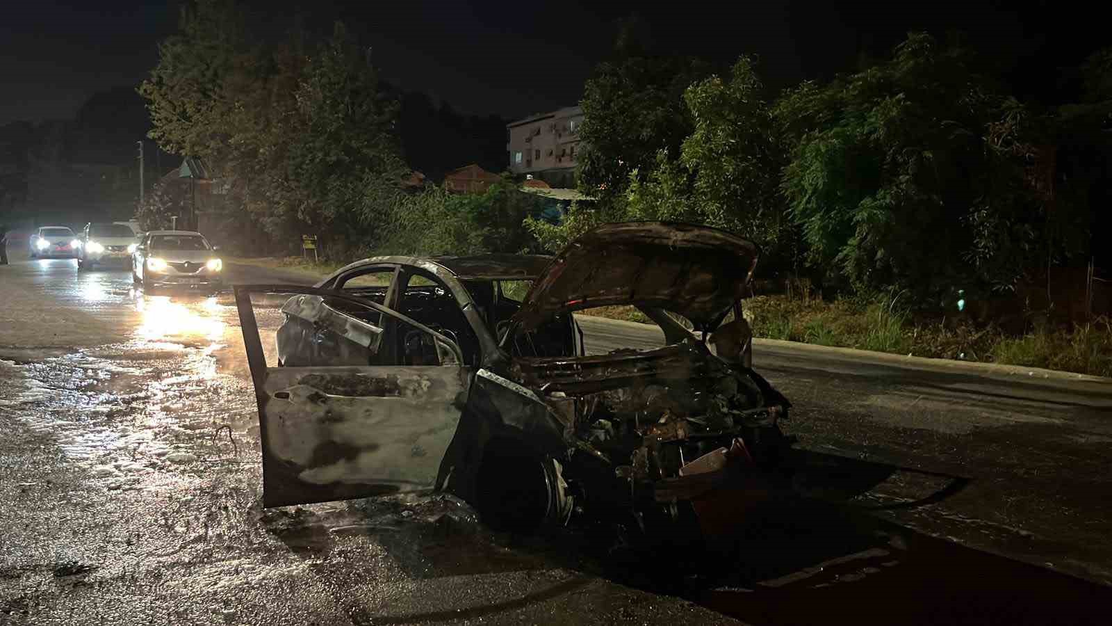Alanya’da seyir halindeki otomobil alevlere teslim oldu