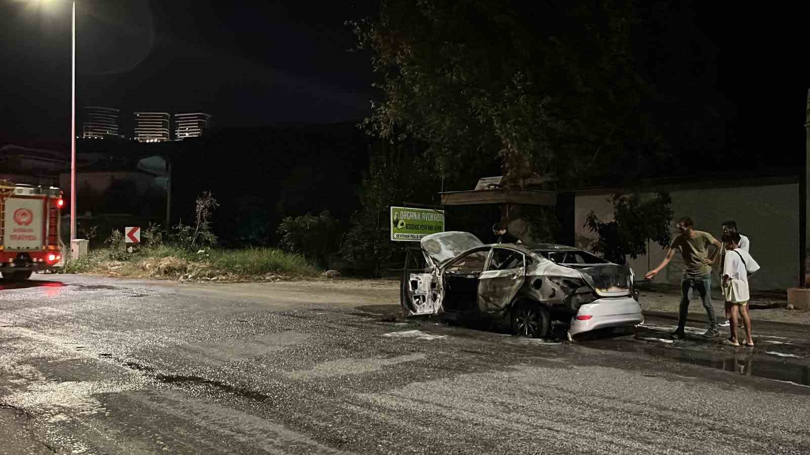 Alanya’da seyir halindeki otomobil alevlere teslim oldu