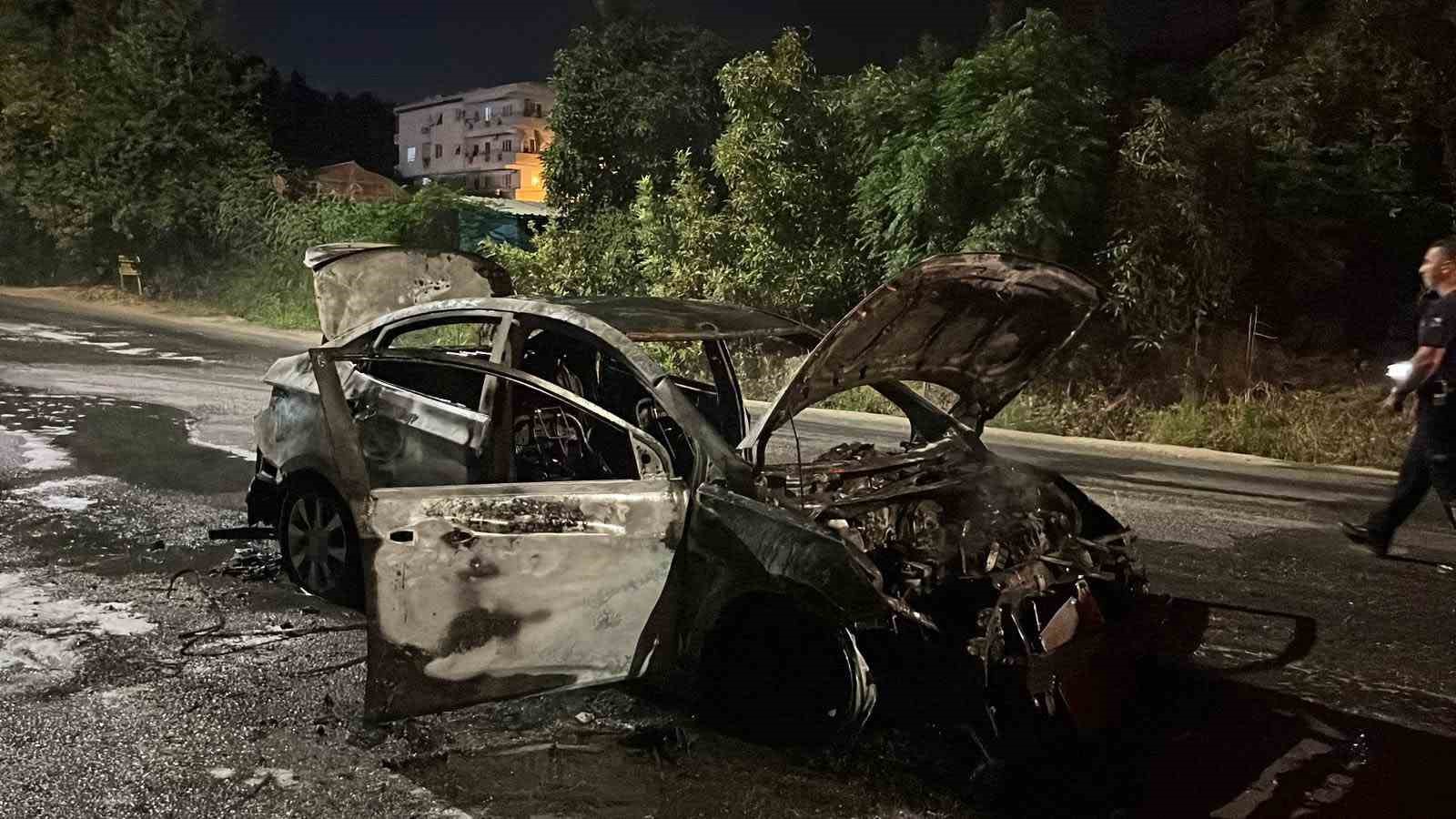 Alanya’da seyir halindeki otomobil alevlere teslim oldu