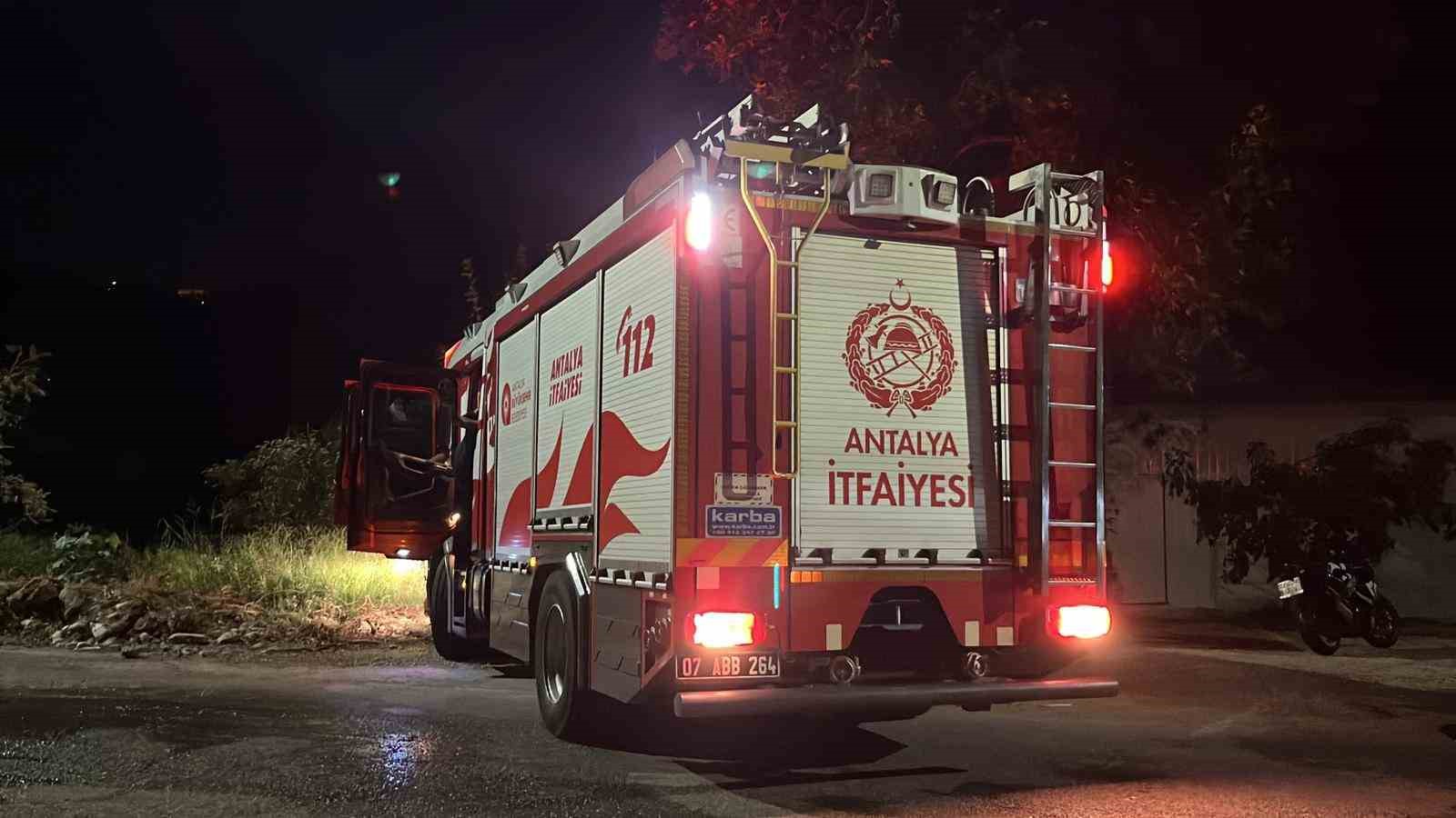 Alanya’da seyir halindeki otomobil alevlere teslim oldu