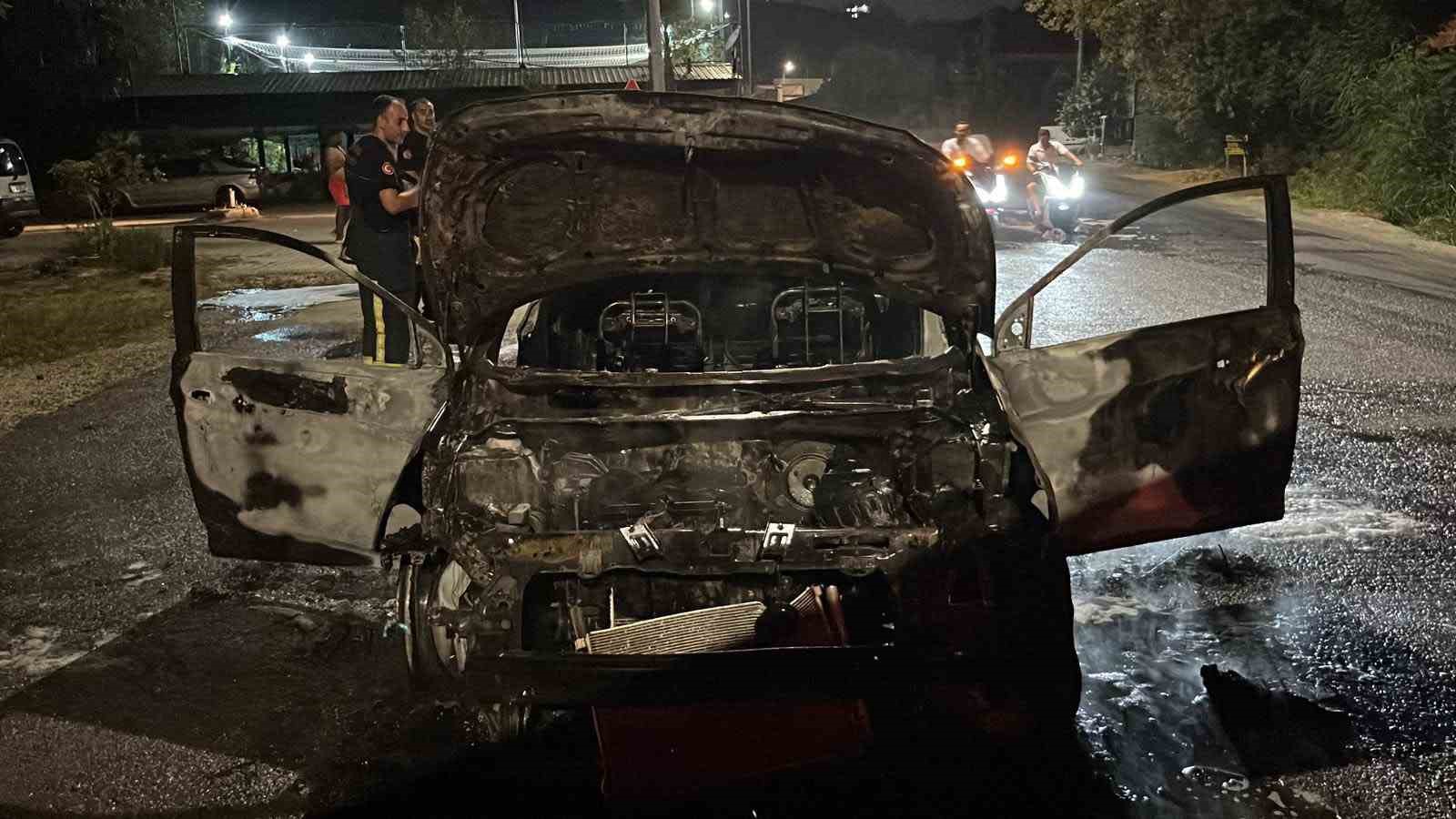 Alanya’da seyir halindeki otomobil alevlere teslim oldu