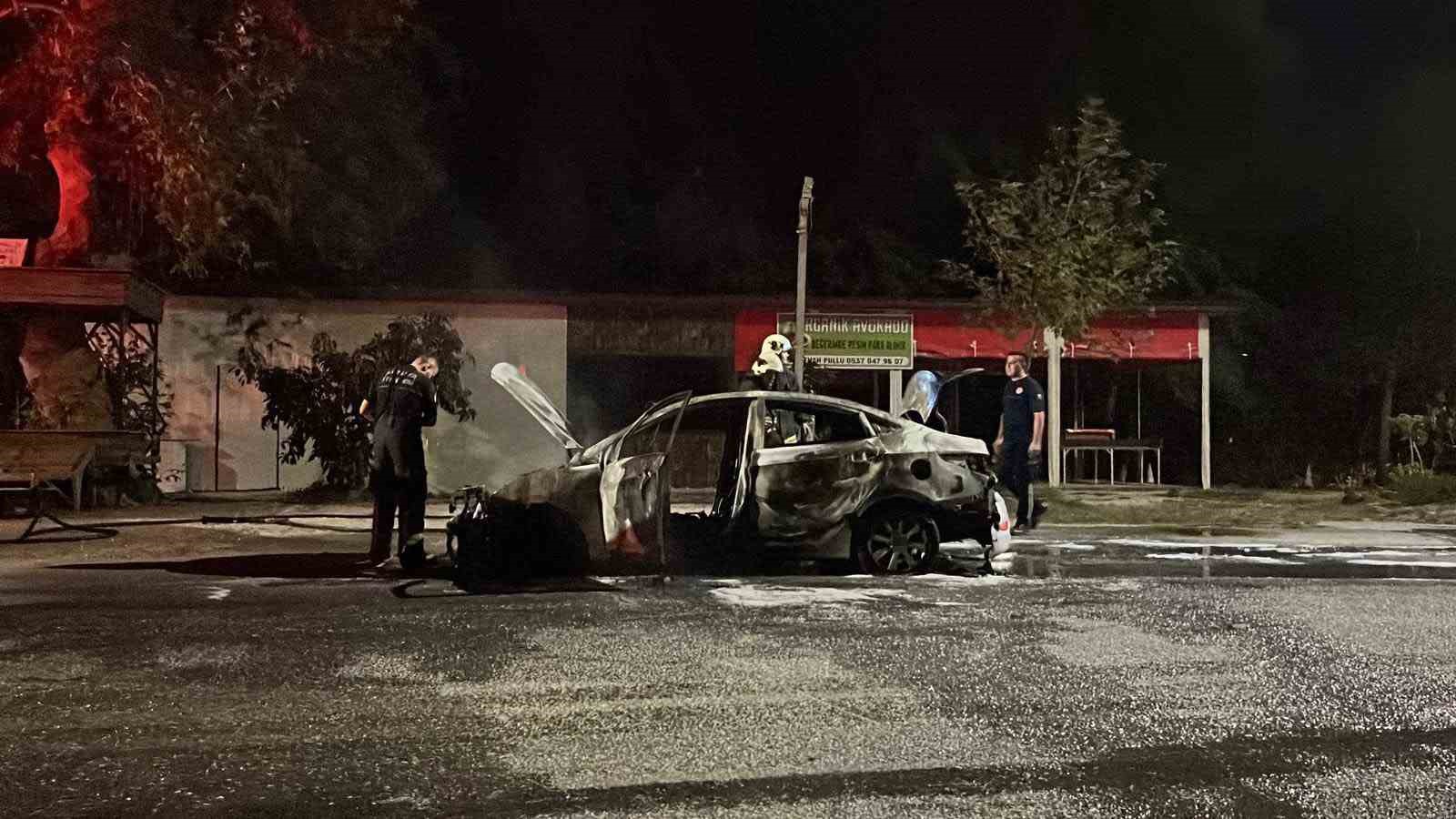 Alanya’da seyir halindeki otomobil alevlere teslim oldu