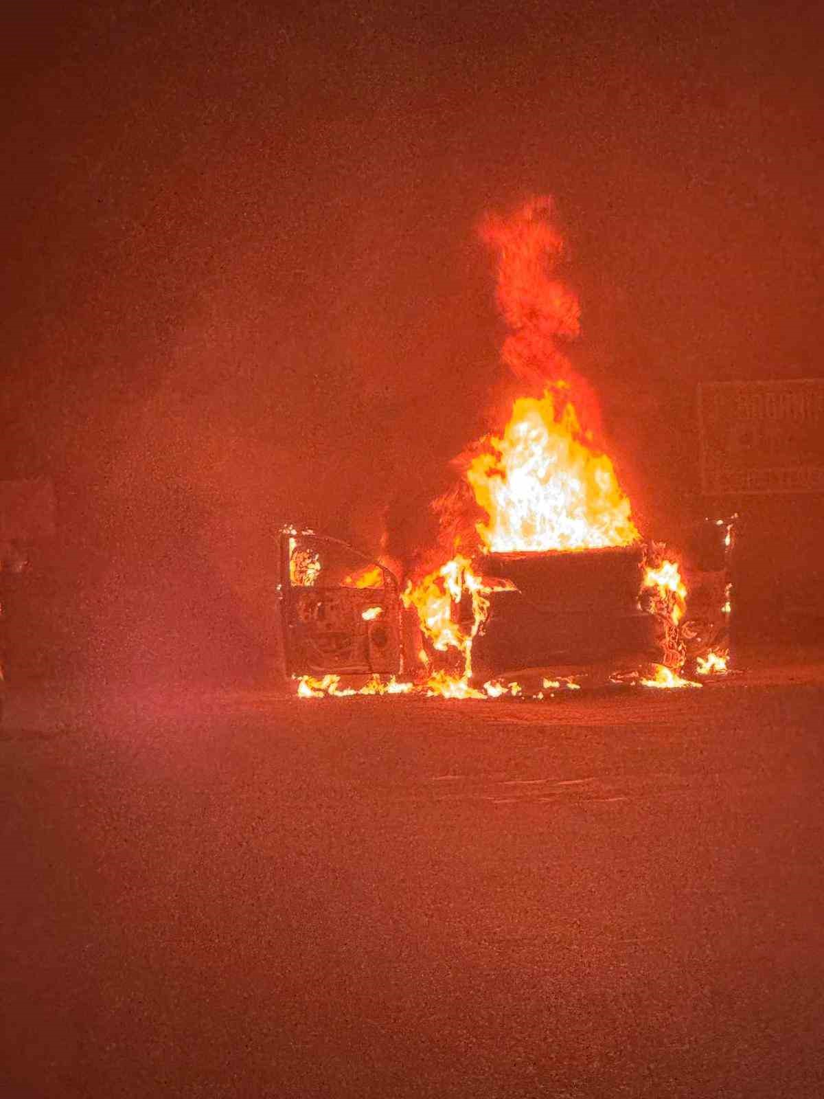 Alanya’da seyir halindeki otomobil alevlere teslim oldu