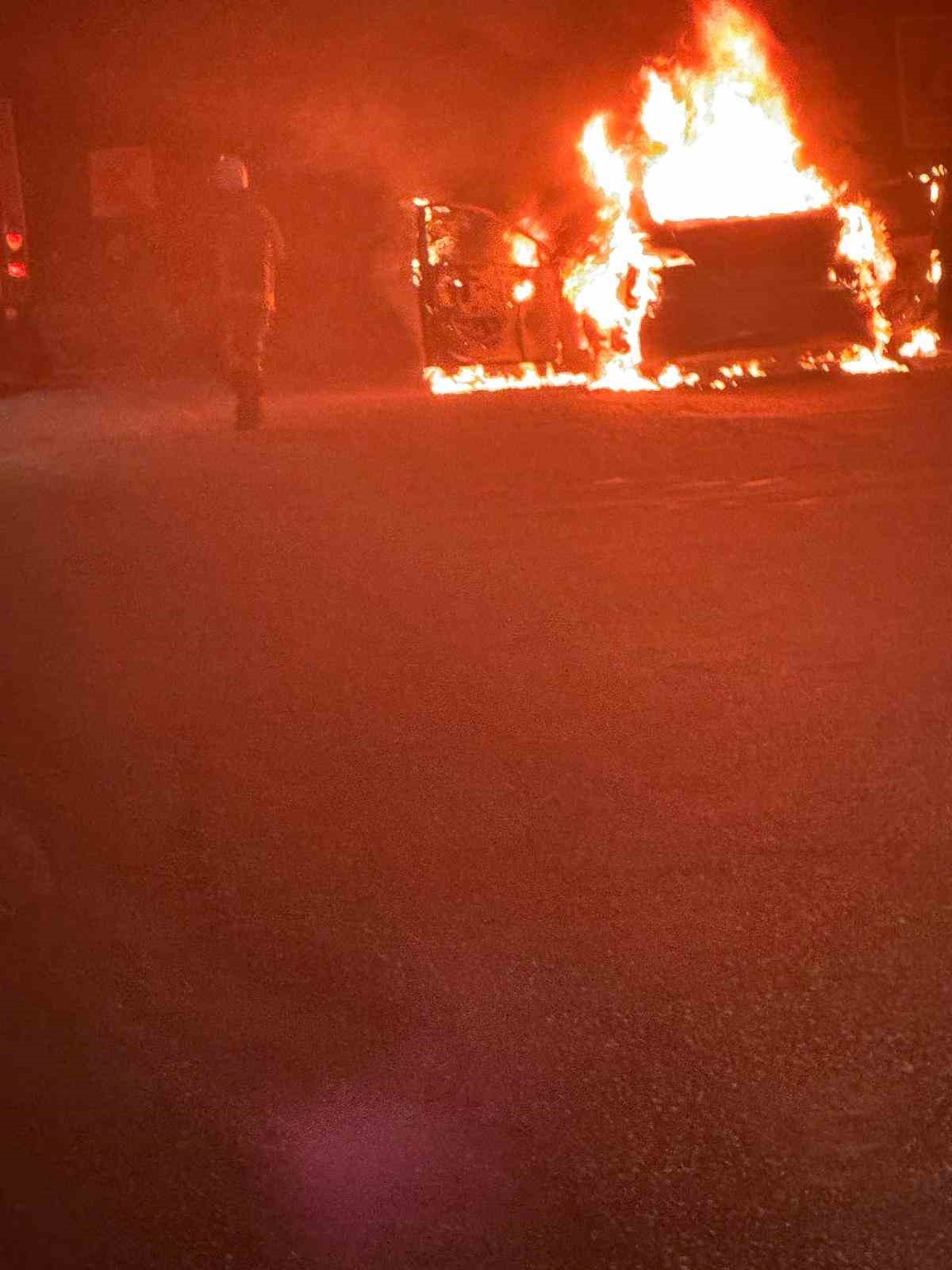 Alanya’da seyir halindeki otomobil alevlere teslim oldu