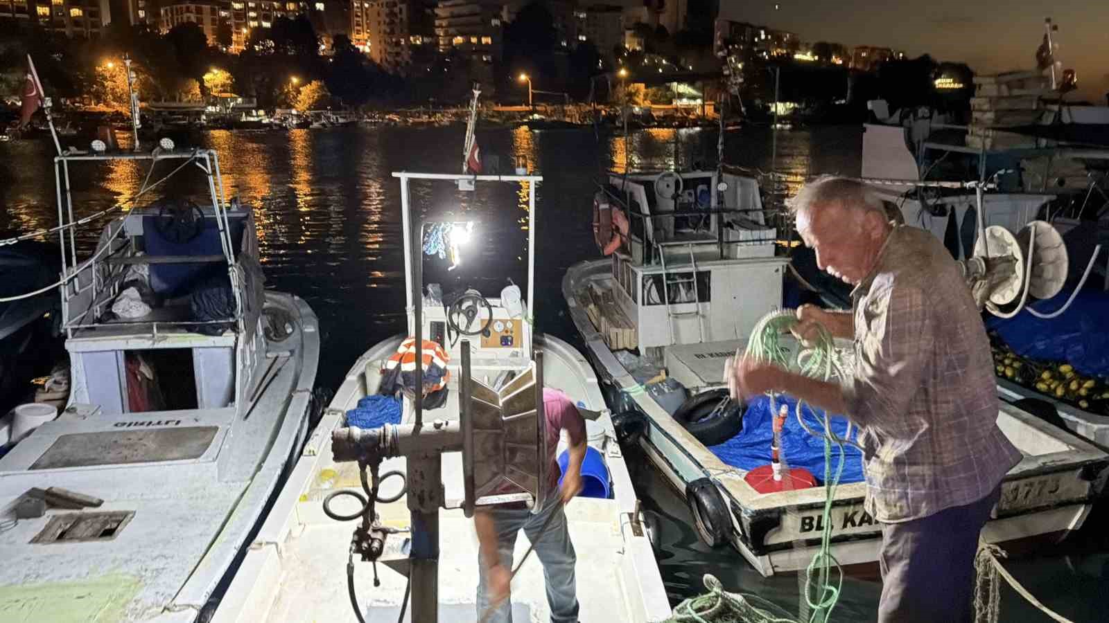 Akçakoca açıklarında palamut bereketi: Tekneler dolu dönüyor