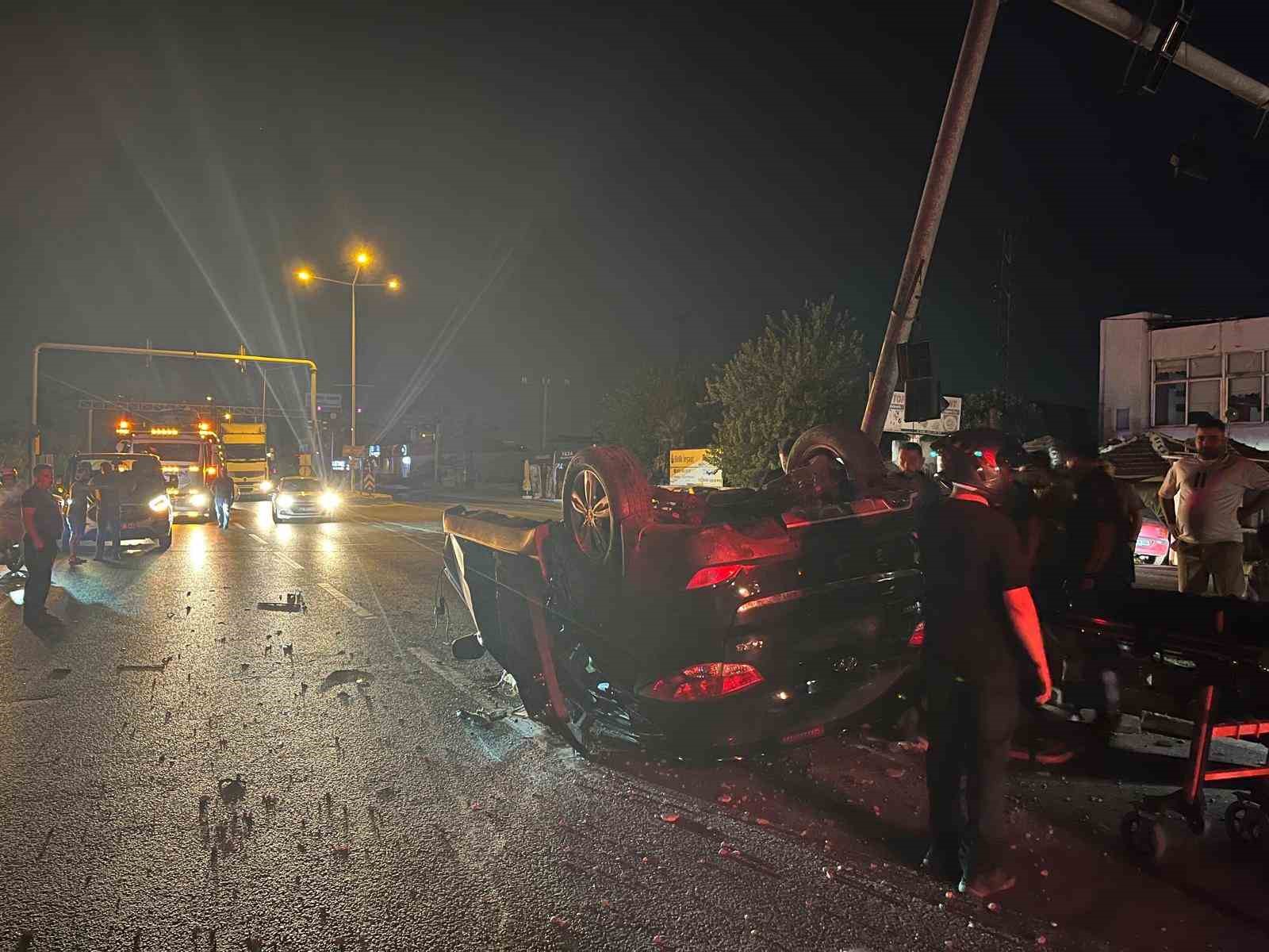 Aydın’da direğe çarpan otomobil paramparça oldu: 4 yaralı