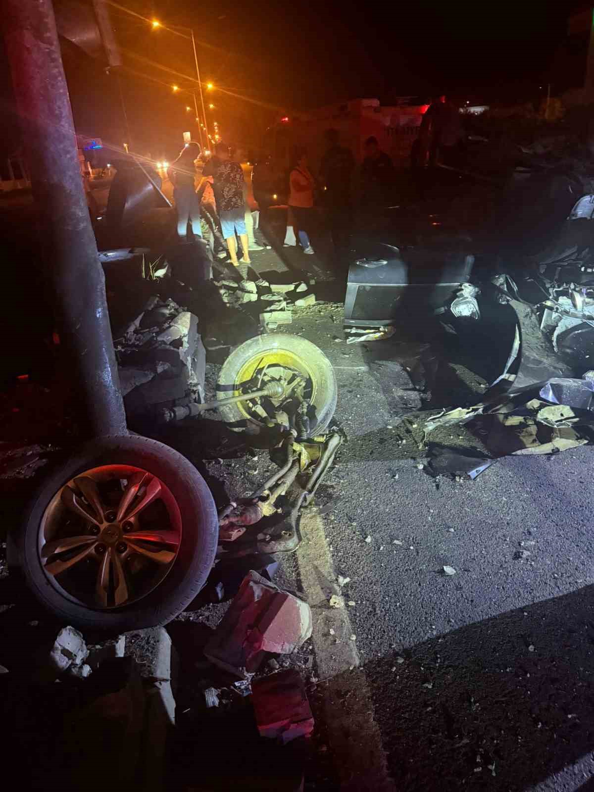 Aydın’da direğe çarpan otomobil paramparça oldu: 4 yaralı