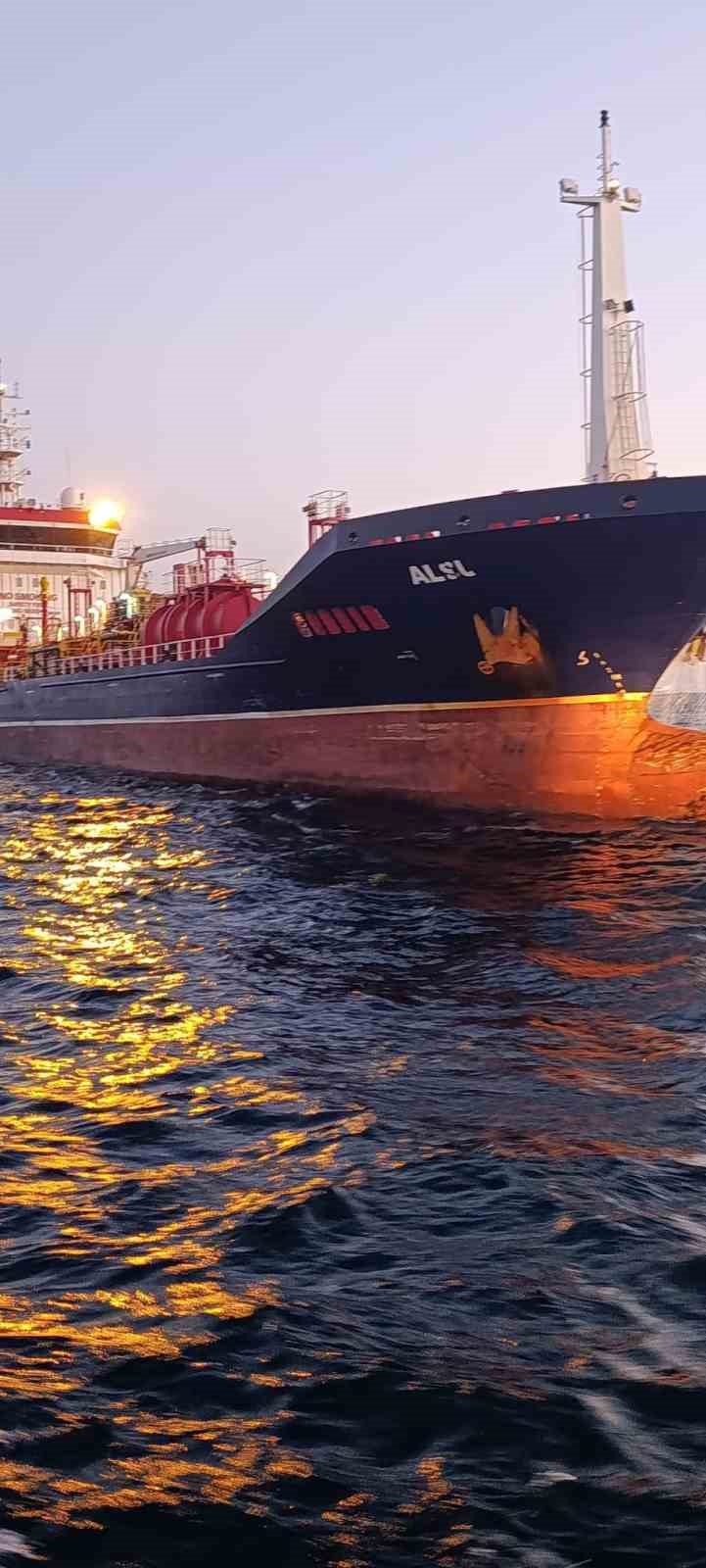 Silivri açıklarında gemilerin çarpışmasıyla ilgili bölgeden ilk fotoğraflar ortaya çıktı