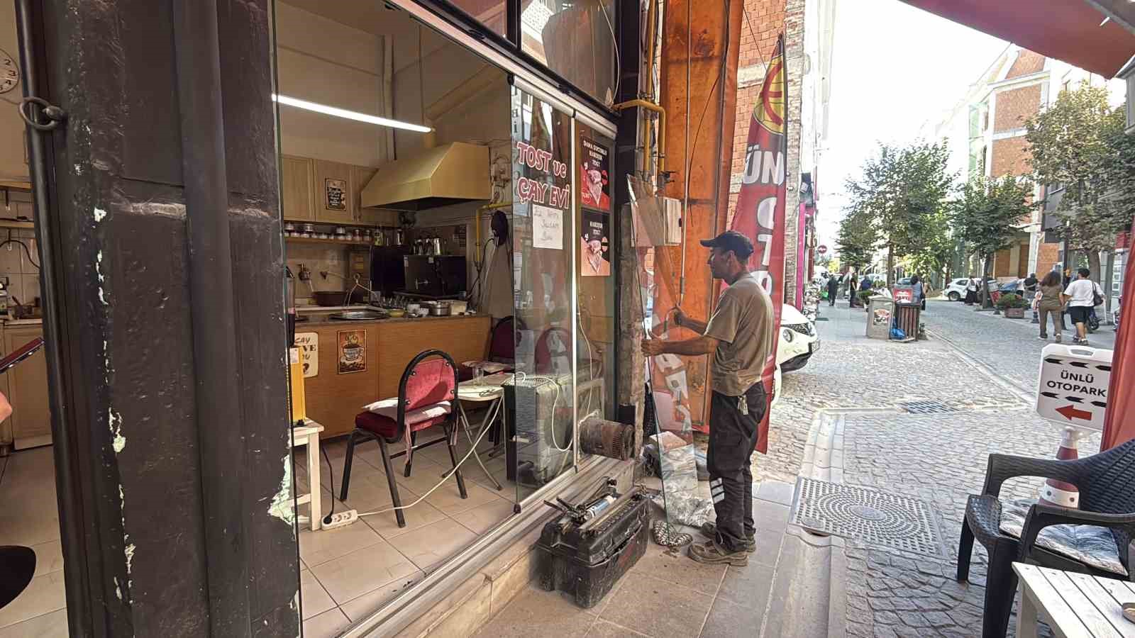 Dışlanma iddiasını reddeden çay ocağı çalışanı, "Herkese kapımız açık"