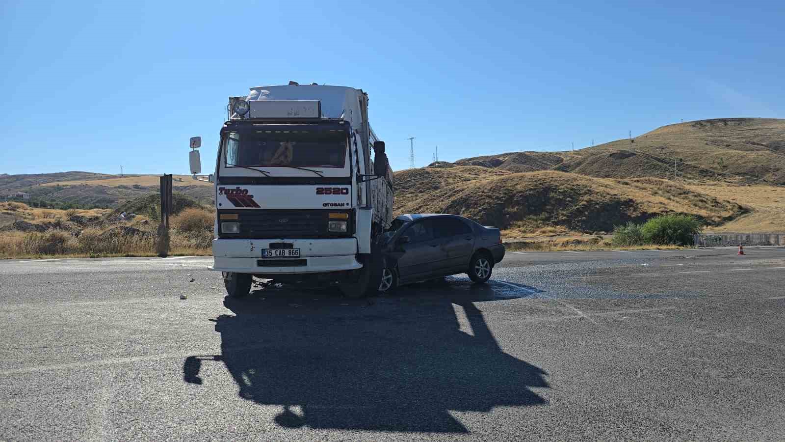 Yozgat’ta kamyonla çarpışan otomobilin sürücüsü yaralandı