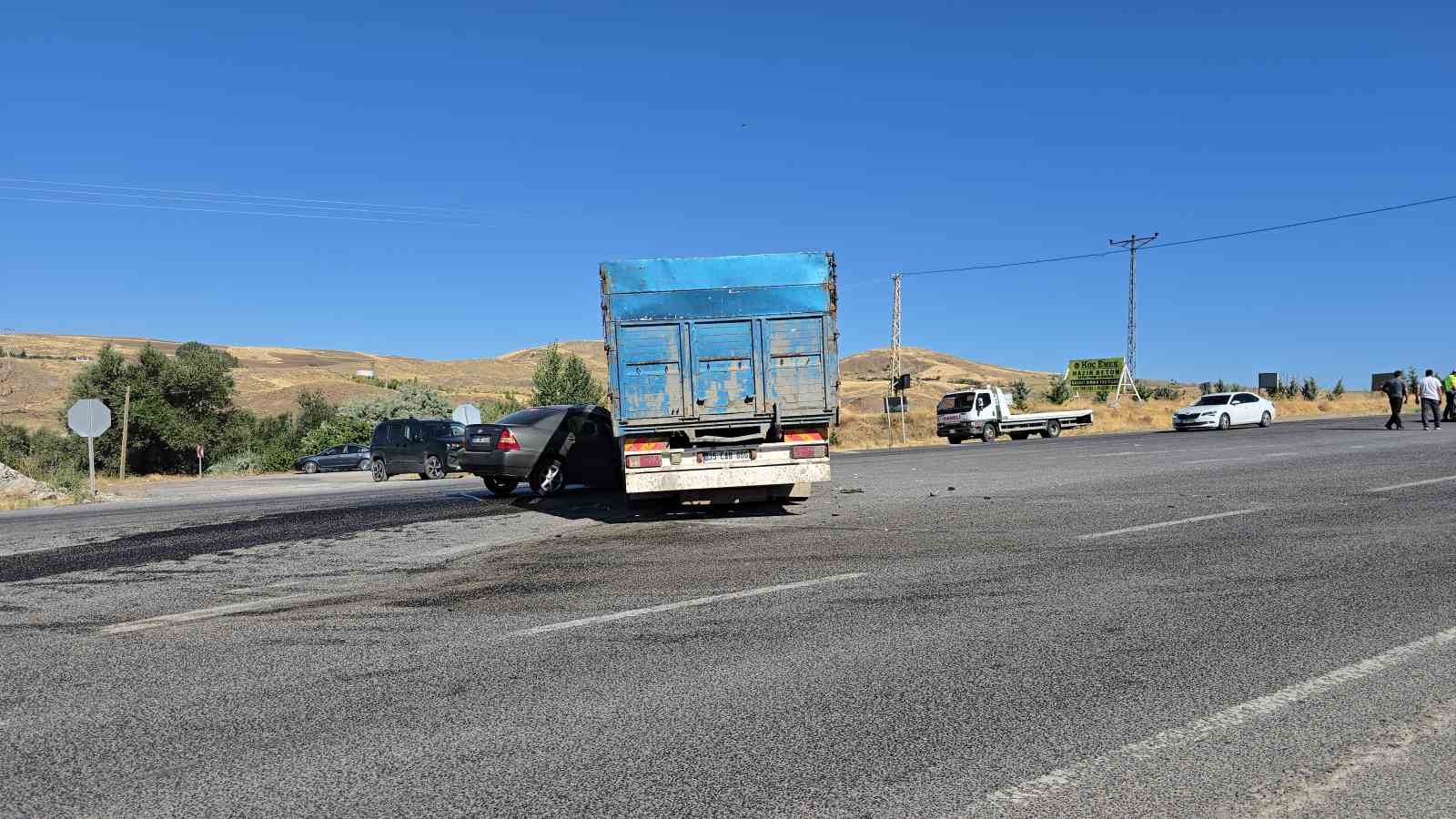 Yozgat’ta kamyonla çarpışan otomobilin sürücüsü yaralandı