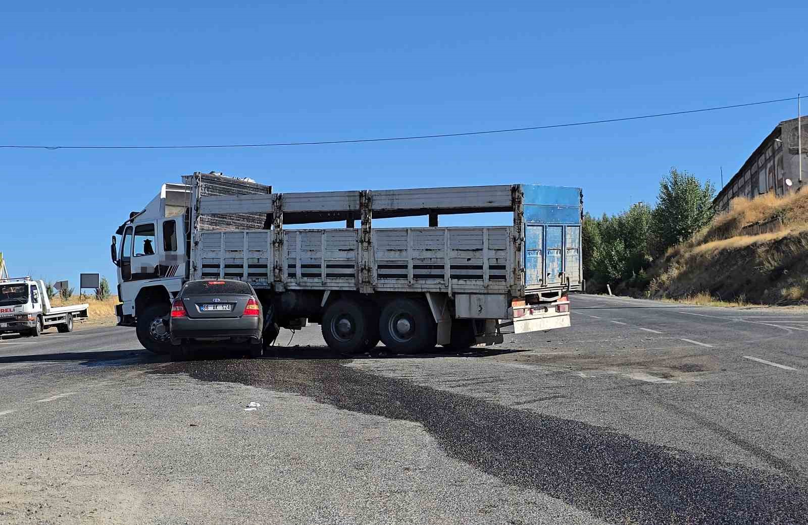 Yozgat’ta kamyonla çarpışan otomobilin sürücüsü yaralandı