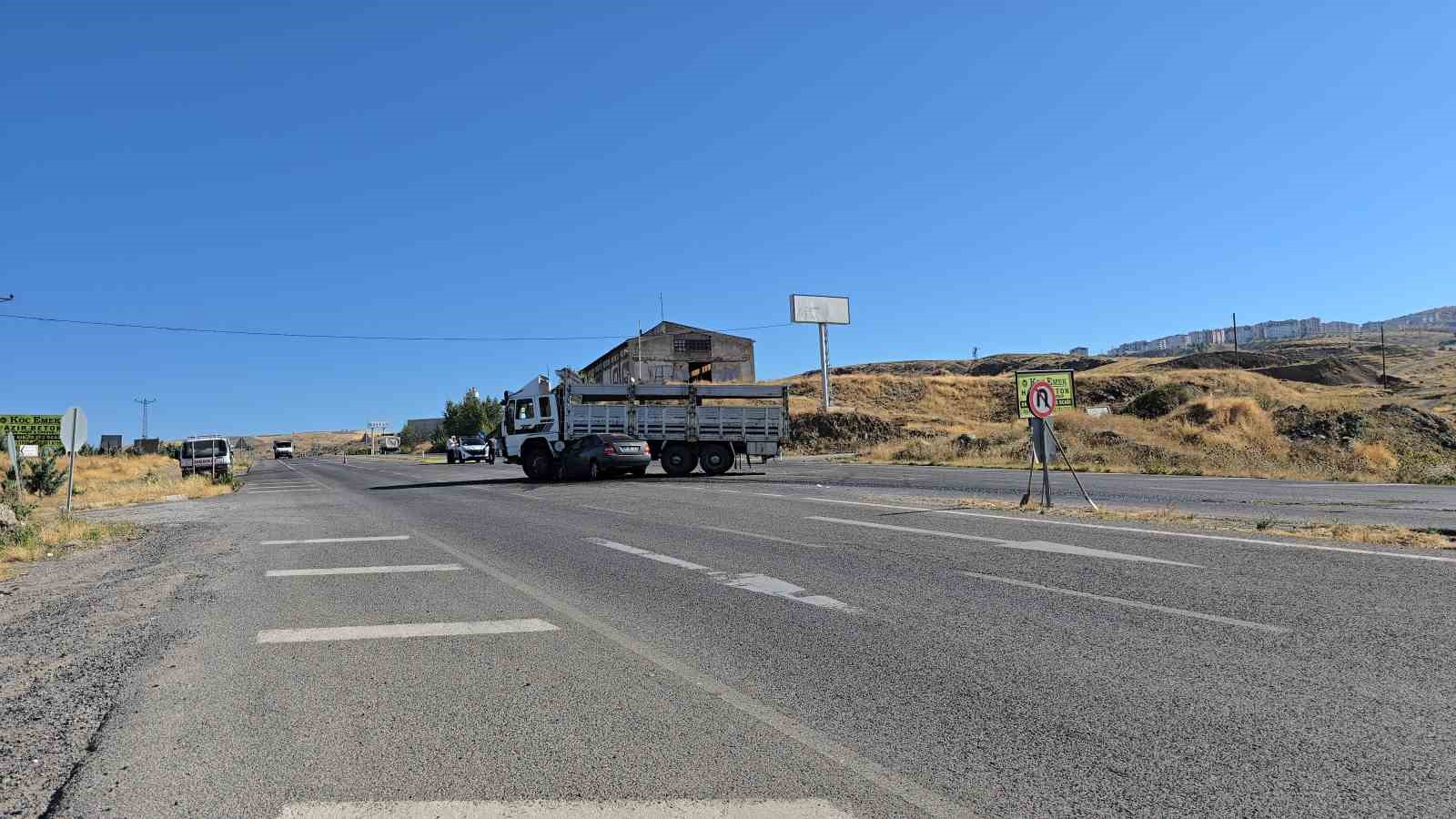 Yozgat’ta kamyonla çarpışan otomobilin sürücüsü yaralandı