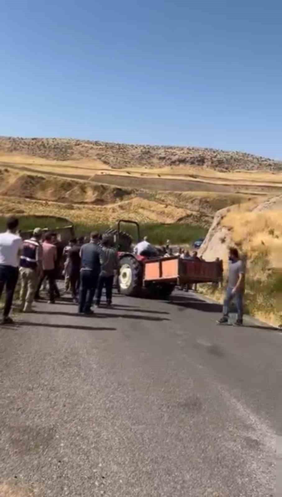 Siirt’te seyir halindeki traktör devrildi: 4 yaralı