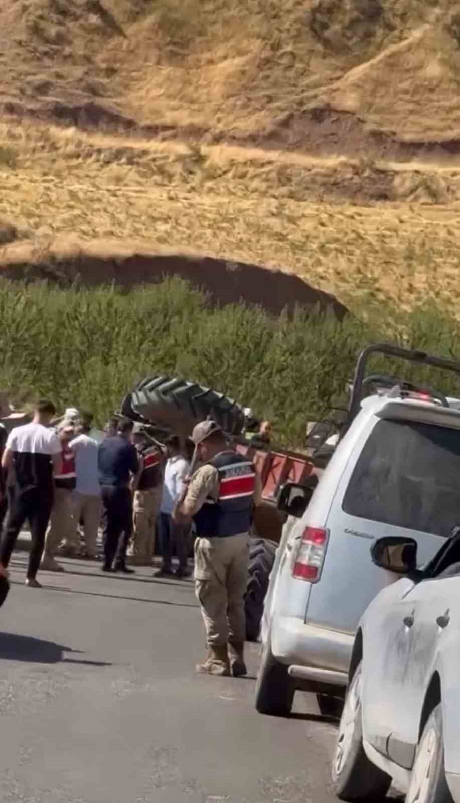 Siirt’te seyir halindeki traktör devrildi: 4 yaralı