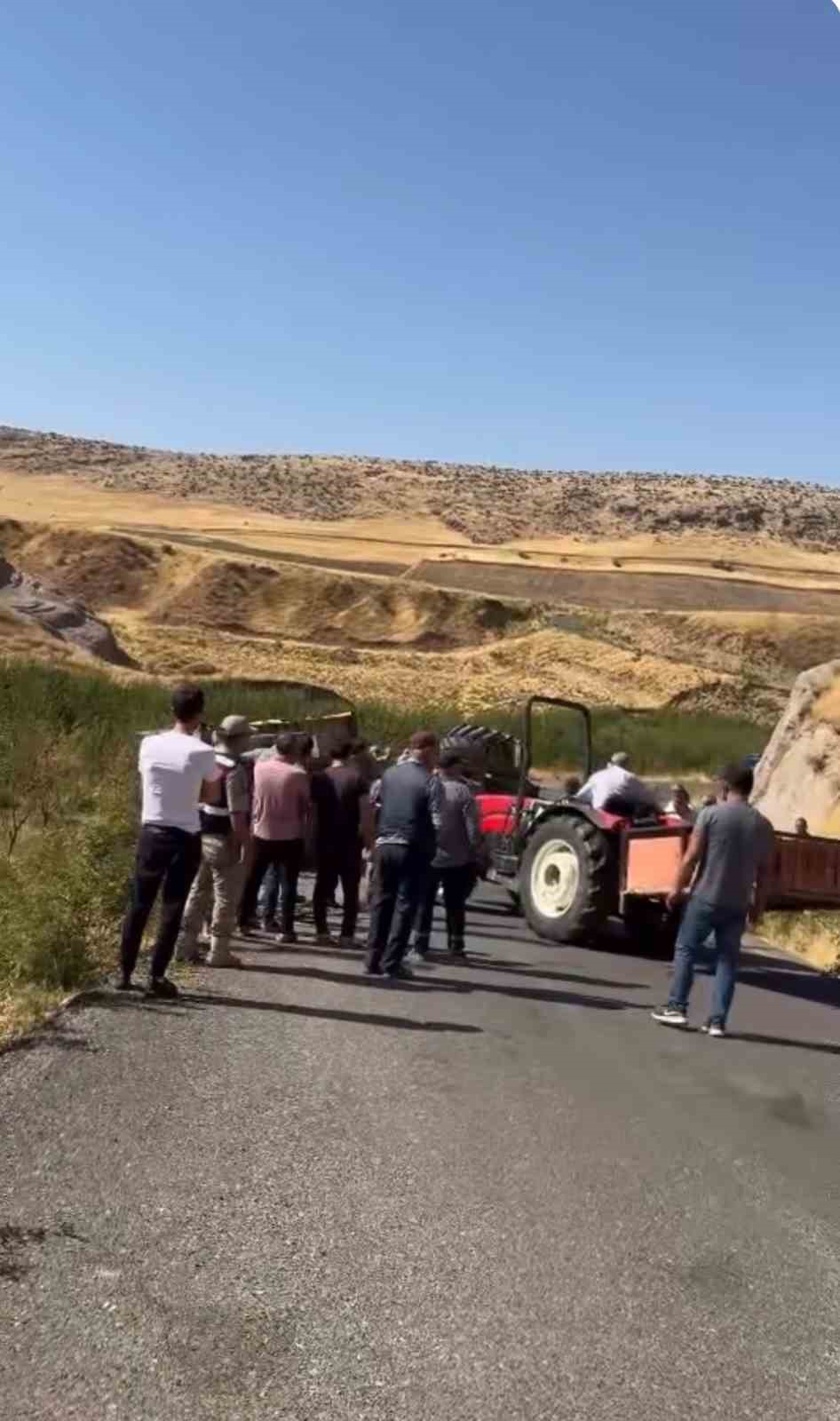 Siirt’te seyir halindeki traktör devrildi: 4 yaralı