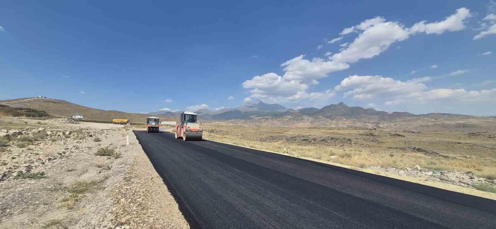 Kayseri Büyükşehir, Develi’de sıcak asfalt çalışmalarına başladı
