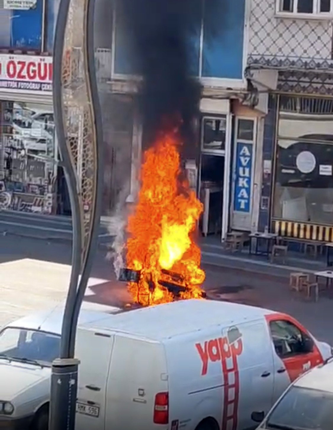 Diyarbakır’da hareket halindeki motosiklet alevlere teslim oldu