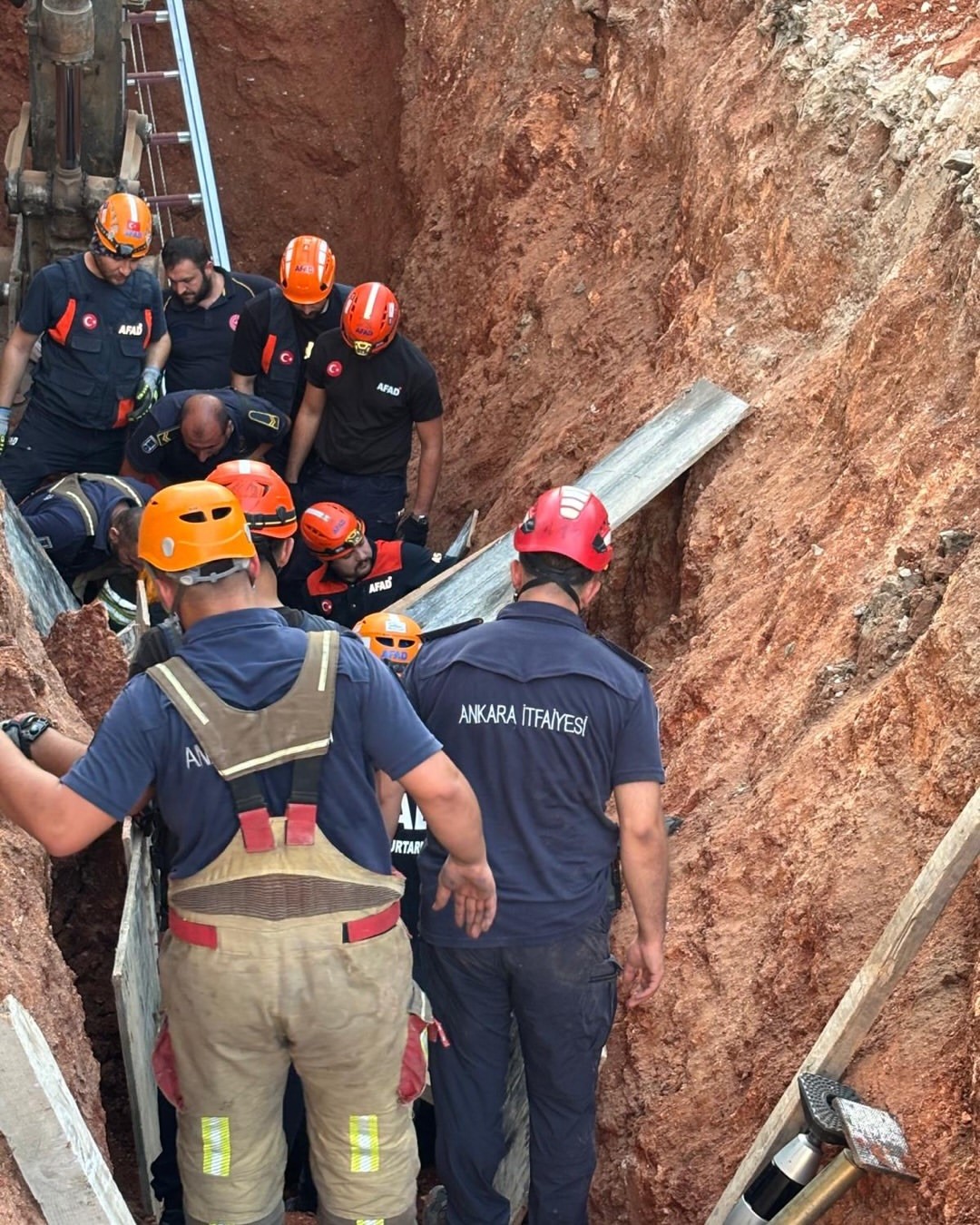 Ankara’da göçük altında kalan inşaat işçisi kurtarıldı