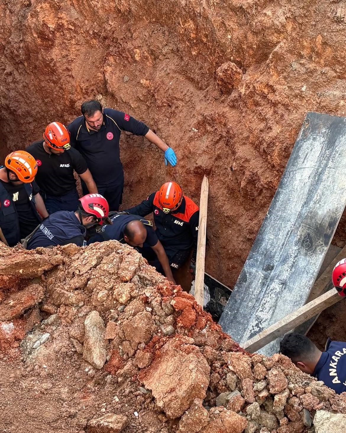 Ankara’da göçük altında kalan inşaat işçisi kurtarıldı