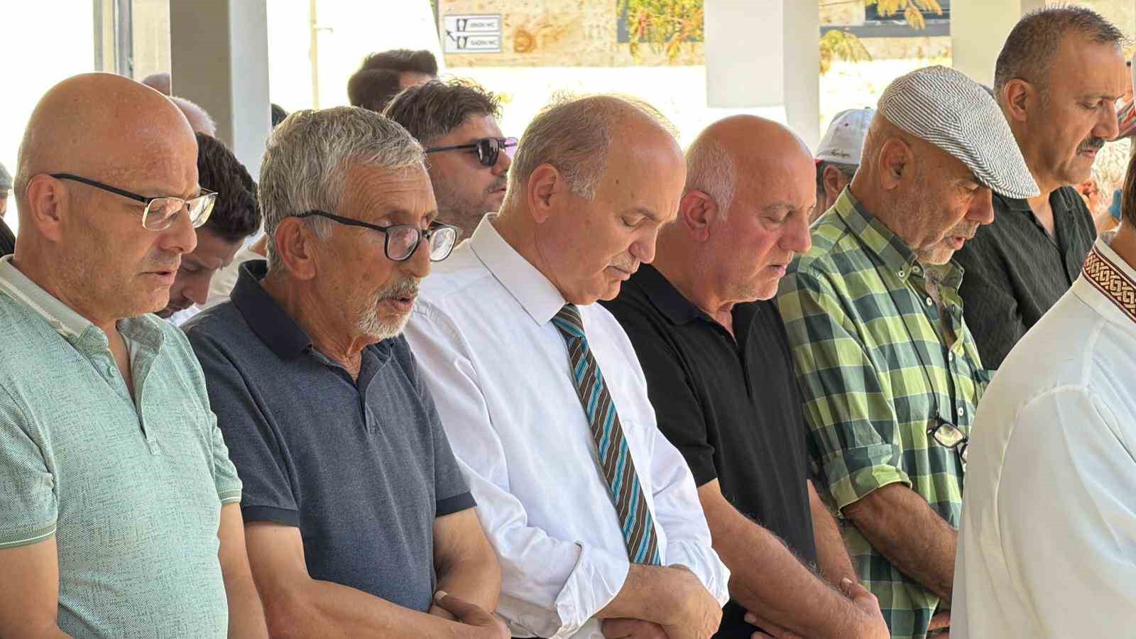 Düzceli gazetecinin annesi son yolculuğuna uğurlandı