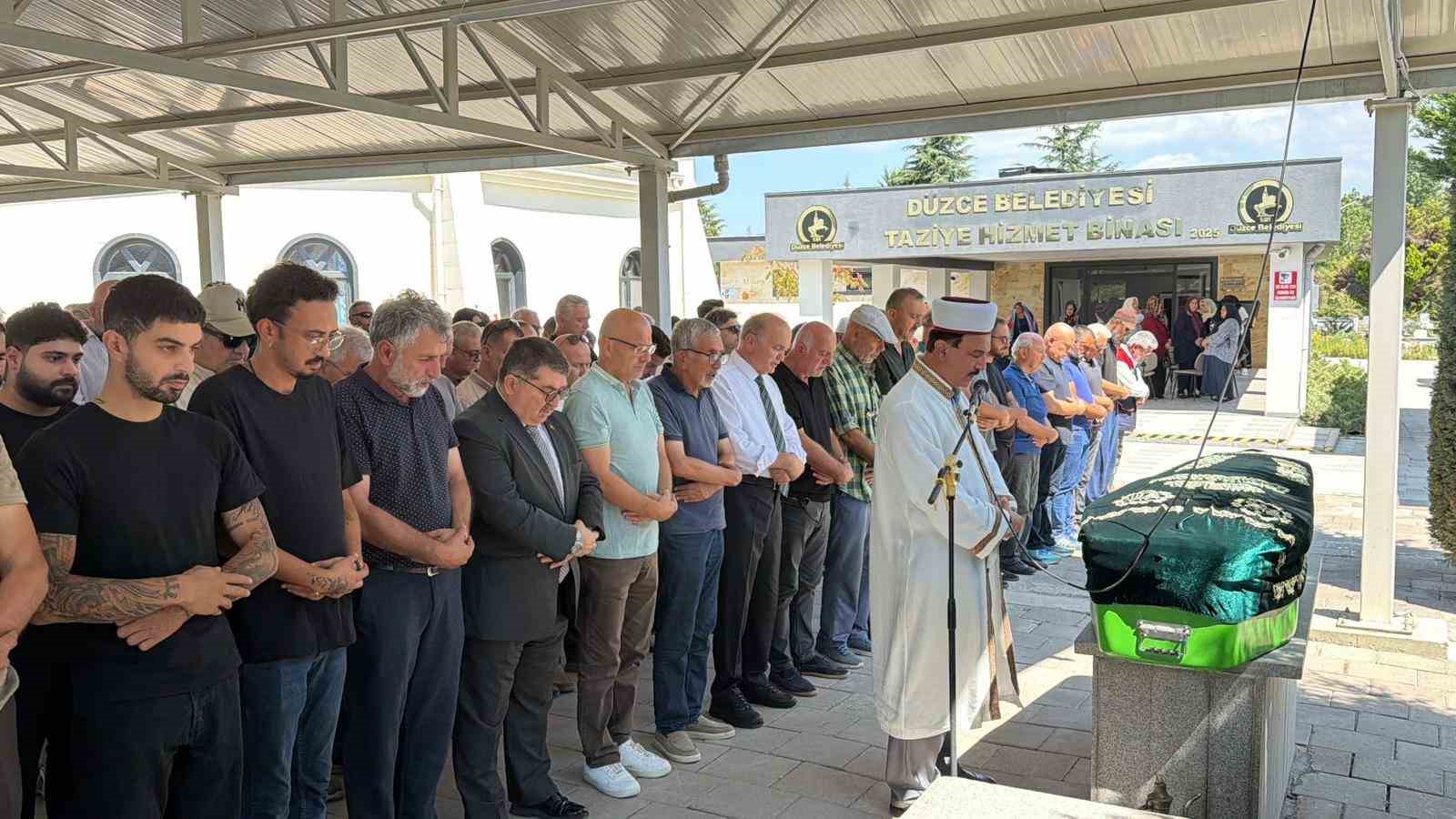 Düzceli gazetecinin annesi son yolculuğuna uğurlandı