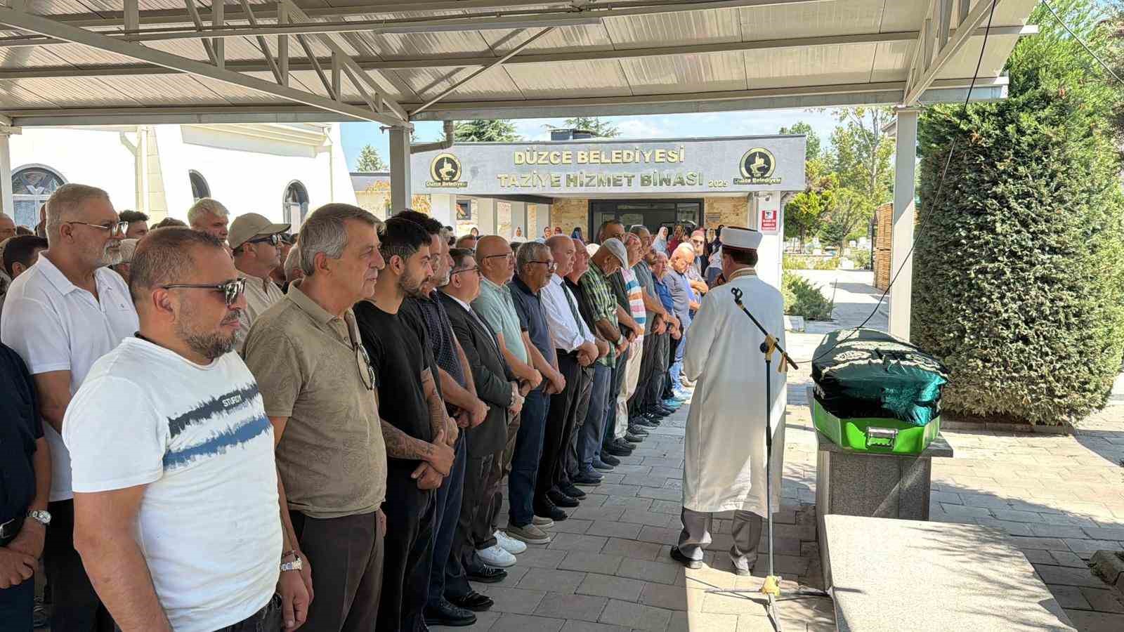Düzceli gazetecinin annesi son yolculuğuna uğurlandı