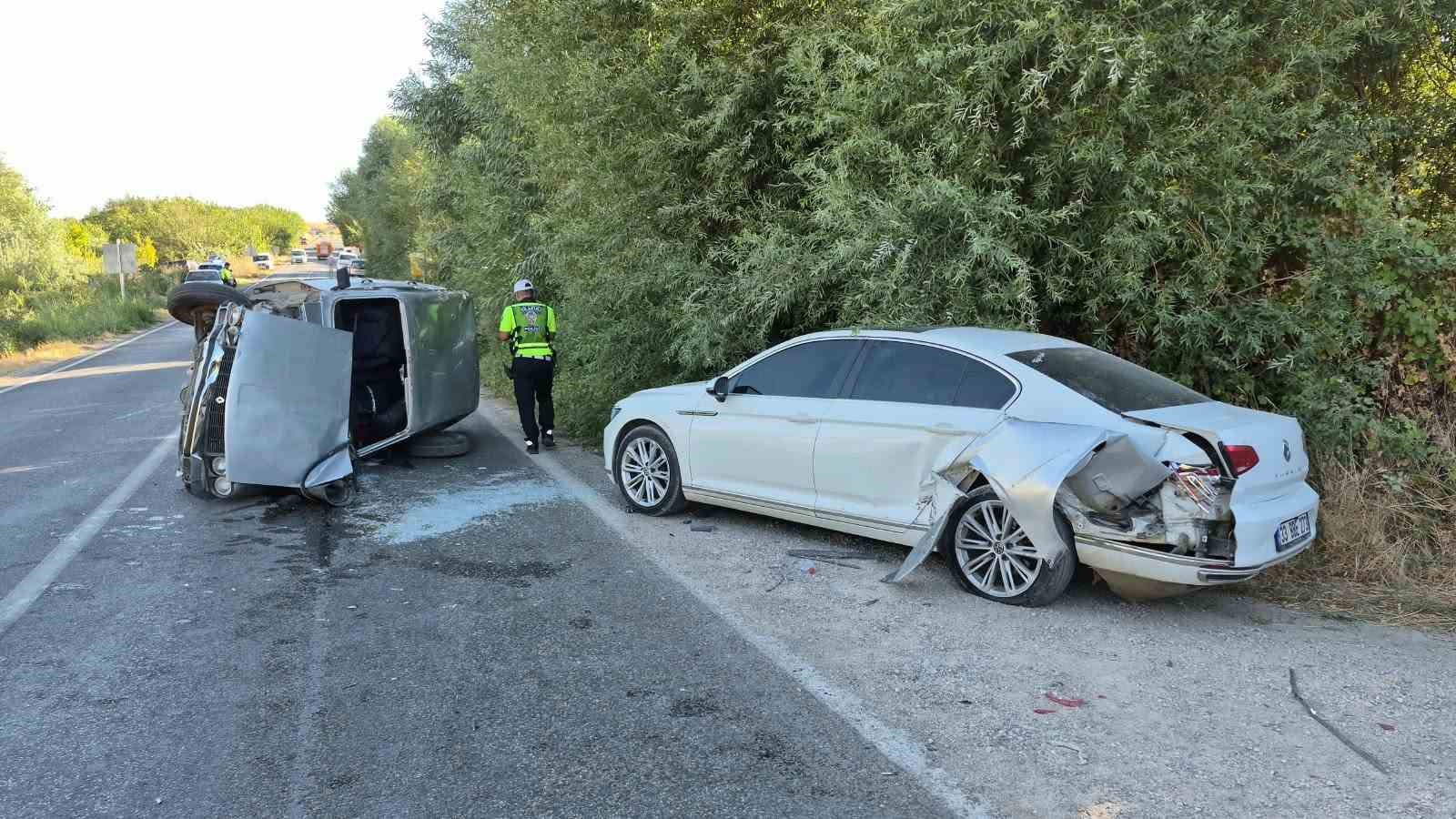 İki otomobil çarpıştı: 2 yaralı