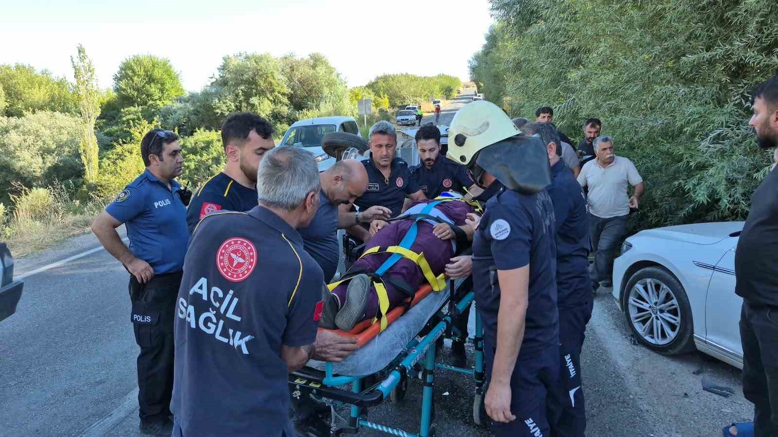 İki otomobil çarpıştı: 2 yaralı