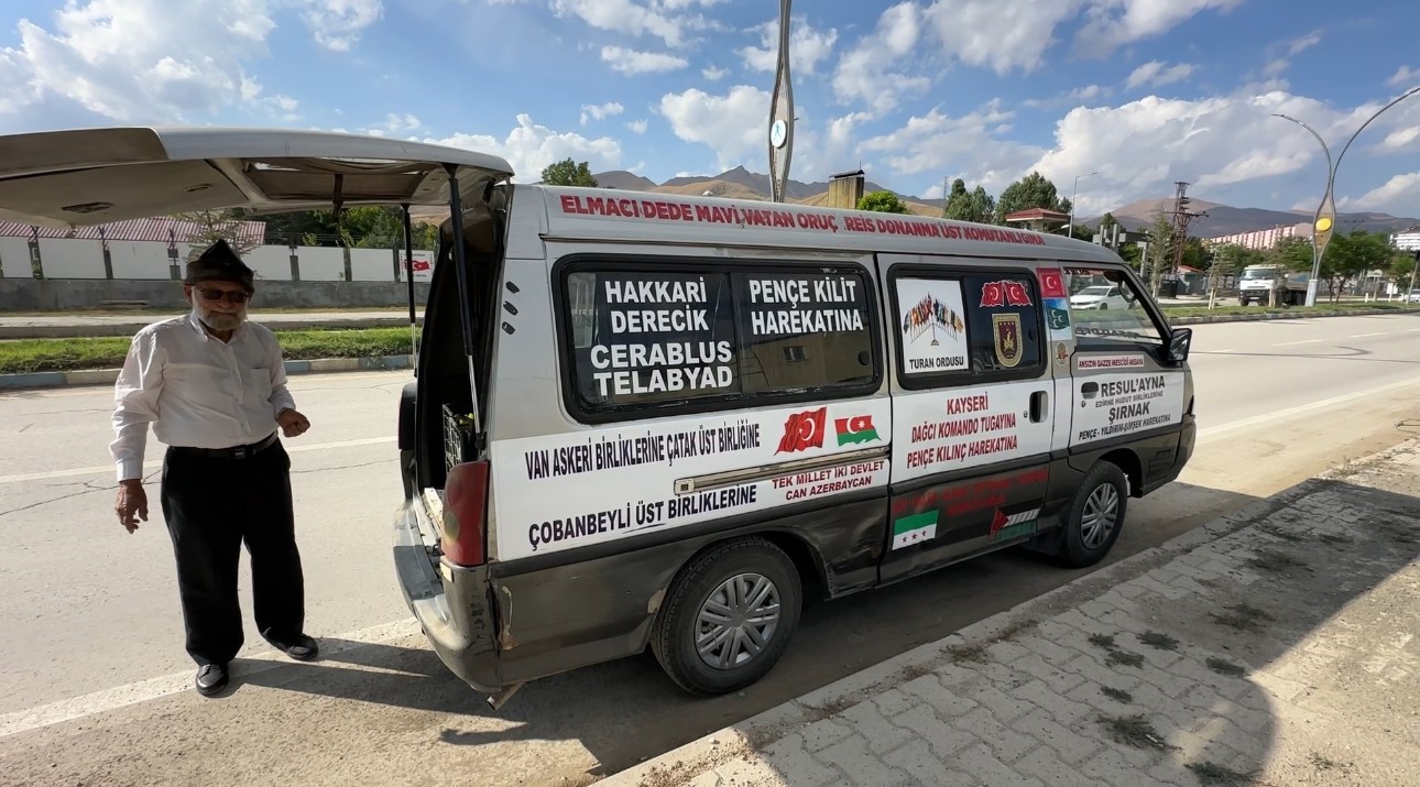 ’Elmacı Dede’ bin 800 kilometre yol kat ederek askerlere üzüm getirdi