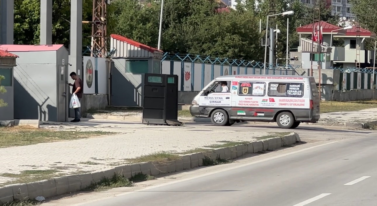 ’Elmacı Dede’ bin 800 kilometre yol kat ederek askerlere üzüm getirdi