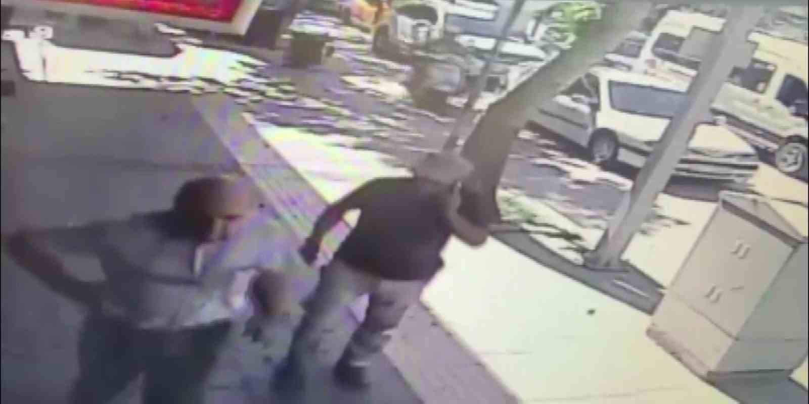 Otomobilin açılan kapısına çarpan motosikletli yaralandı