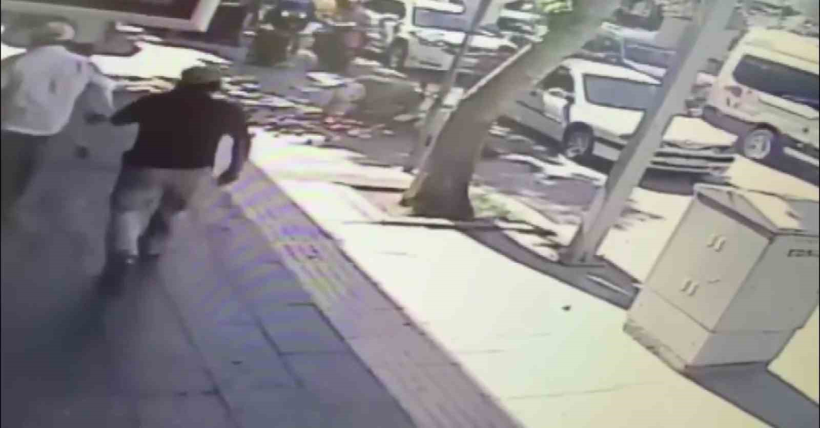 Otomobilin açılan kapısına çarpan motosikletli yaralandı