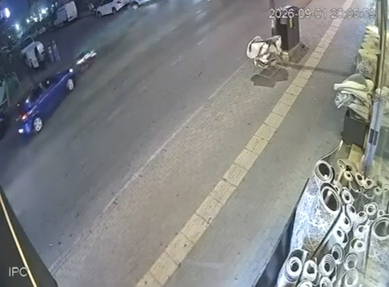 Bursa’da otomobil ile çarpışan motokurye yaralandı