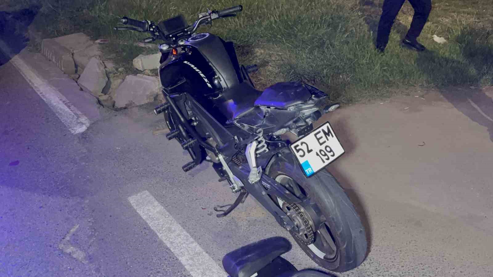 İki motosiklet ve otomobilin karıştığı zincirleme kazada 2 kişi yaralandı