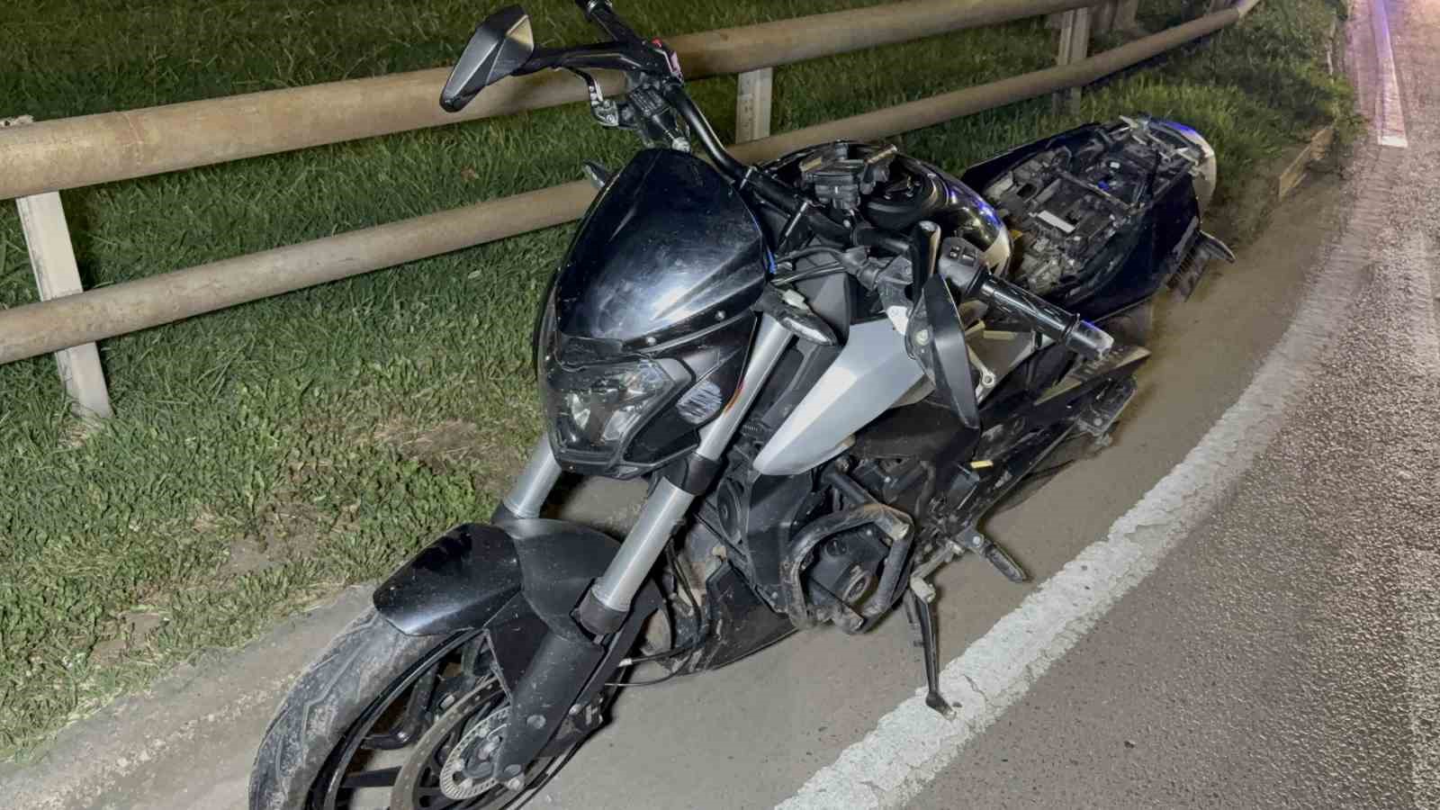 İki motosiklet ve otomobilin karıştığı zincirleme kazada 2 kişi yaralandı