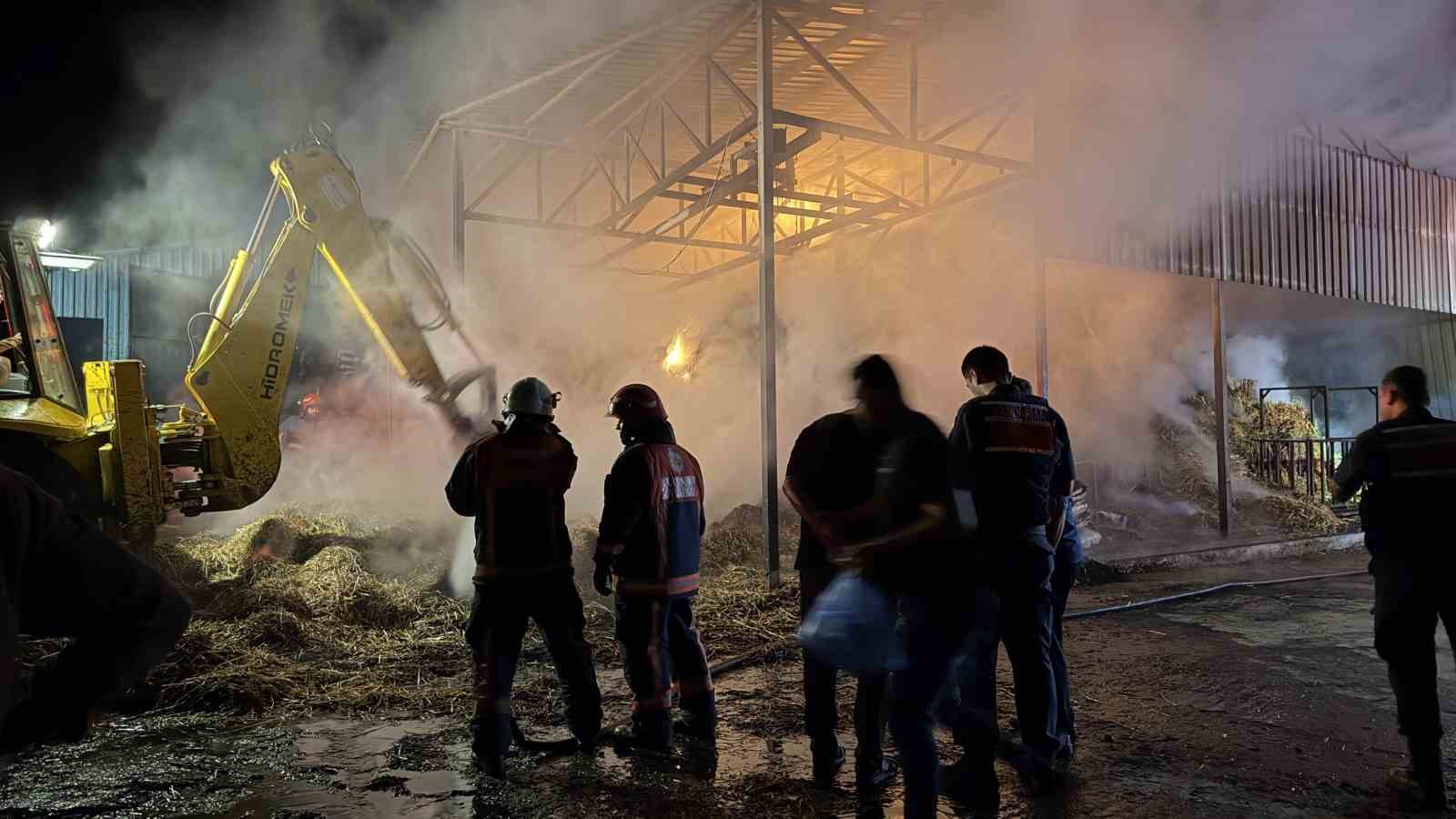 Samanlık alev alev yandı, 4 kişi dumandan etkilendi