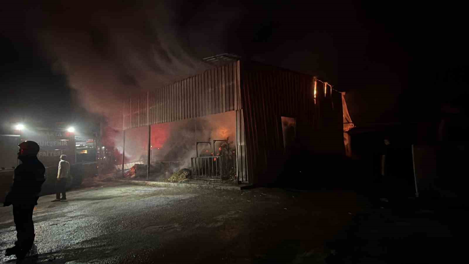 Samanlık alev alev yandı, 4 kişi dumandan etkilendi