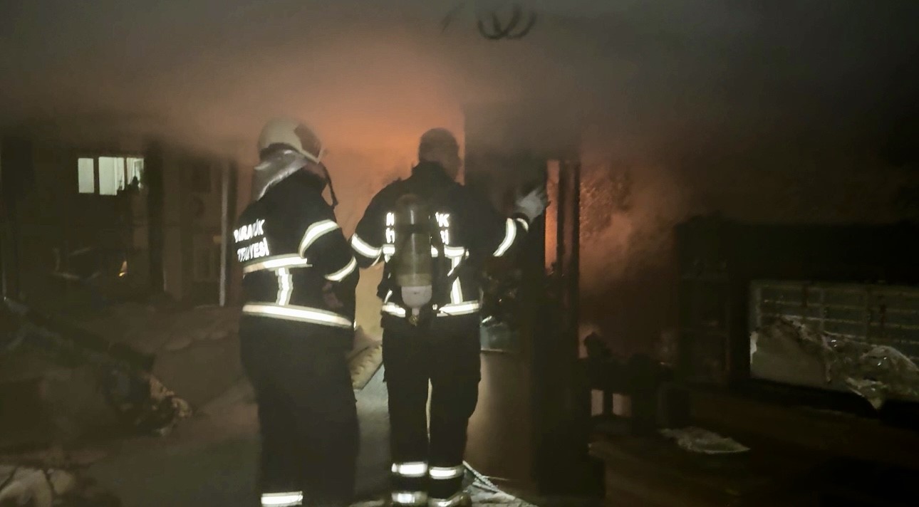 Karabük’te apartman yangınında 2 kişi dumandan etkilendi