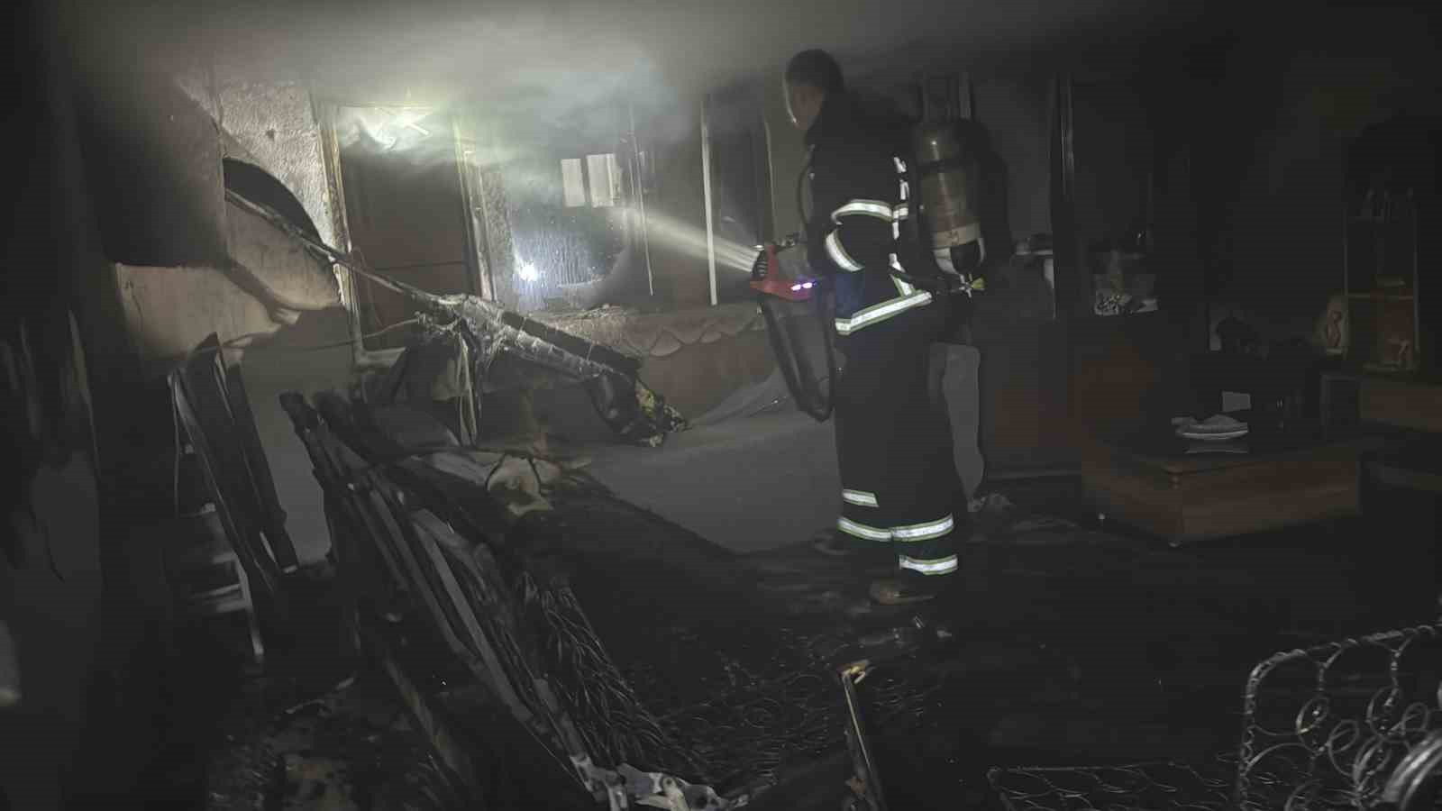 Karabük’te apartman yangınında 2 kişi dumandan etkilendi