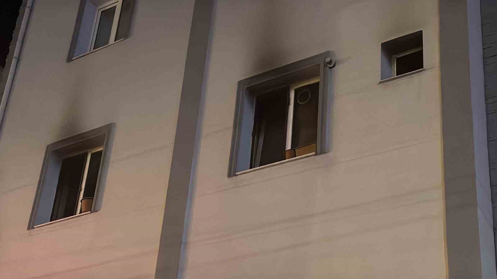 Karabük’te apartman yangınında 2 kişi dumandan etkilendi