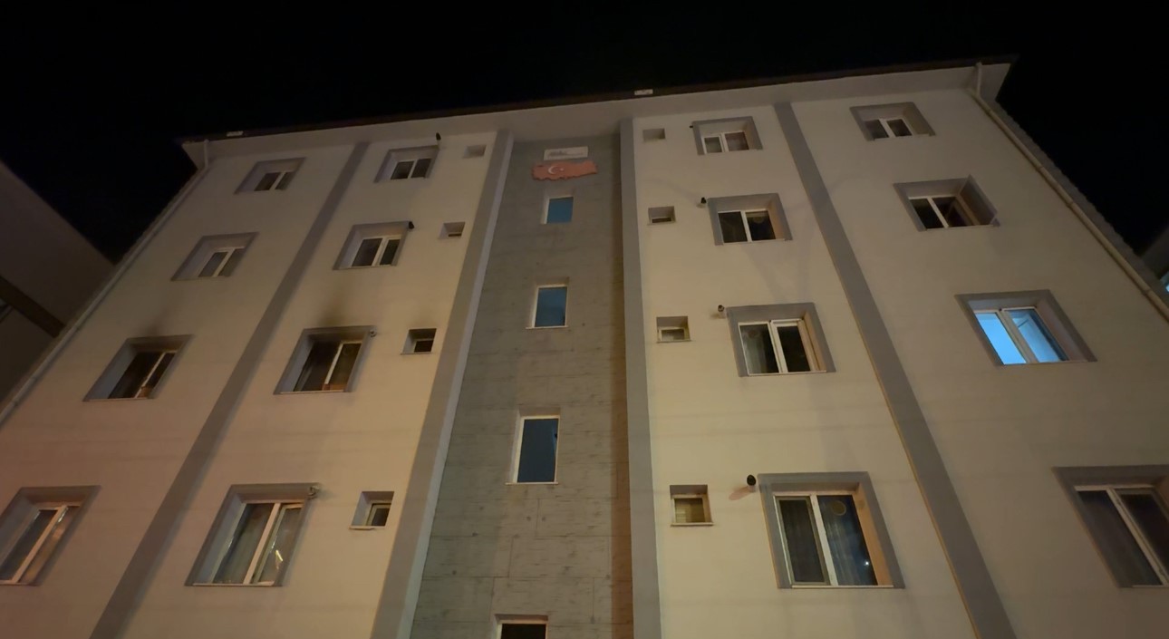 Karabük’te apartman yangınında 2 kişi dumandan etkilendi