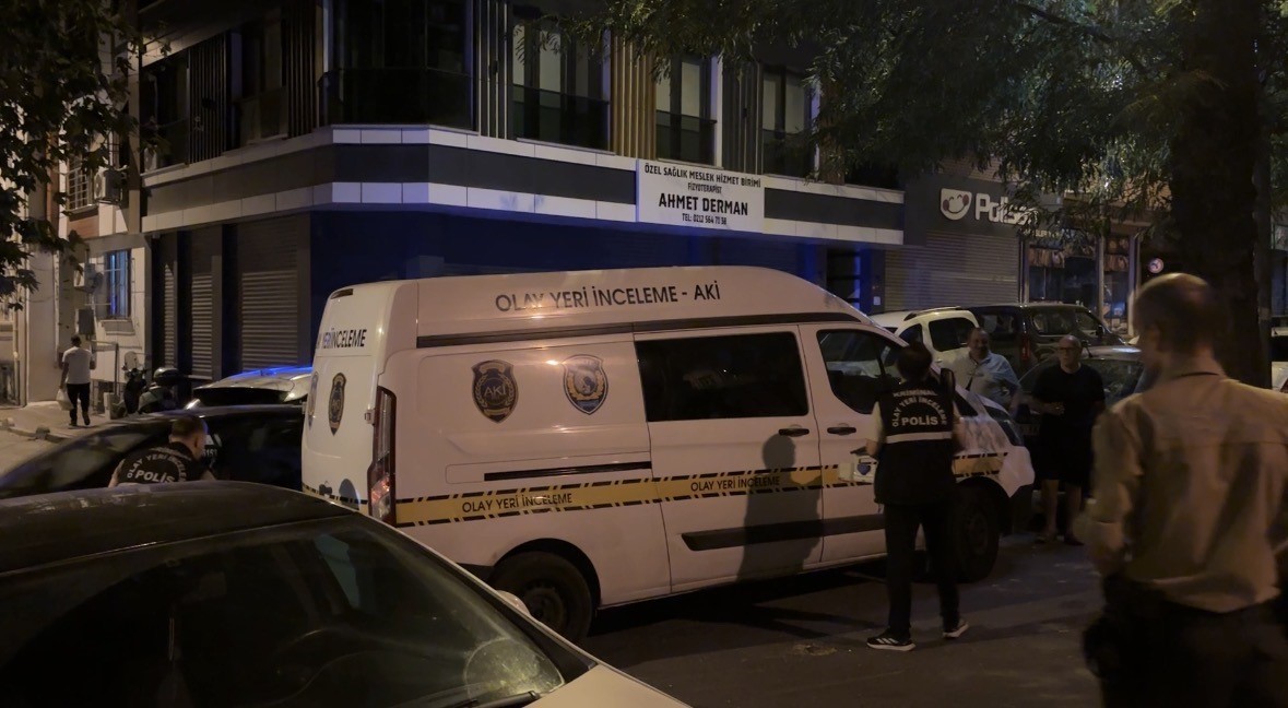 Bayrampaşa’da polisin ’dur’ ihtarına uymayan otomobil sürücüsü park halindeki araçlara çarptı: 1 gözaltı