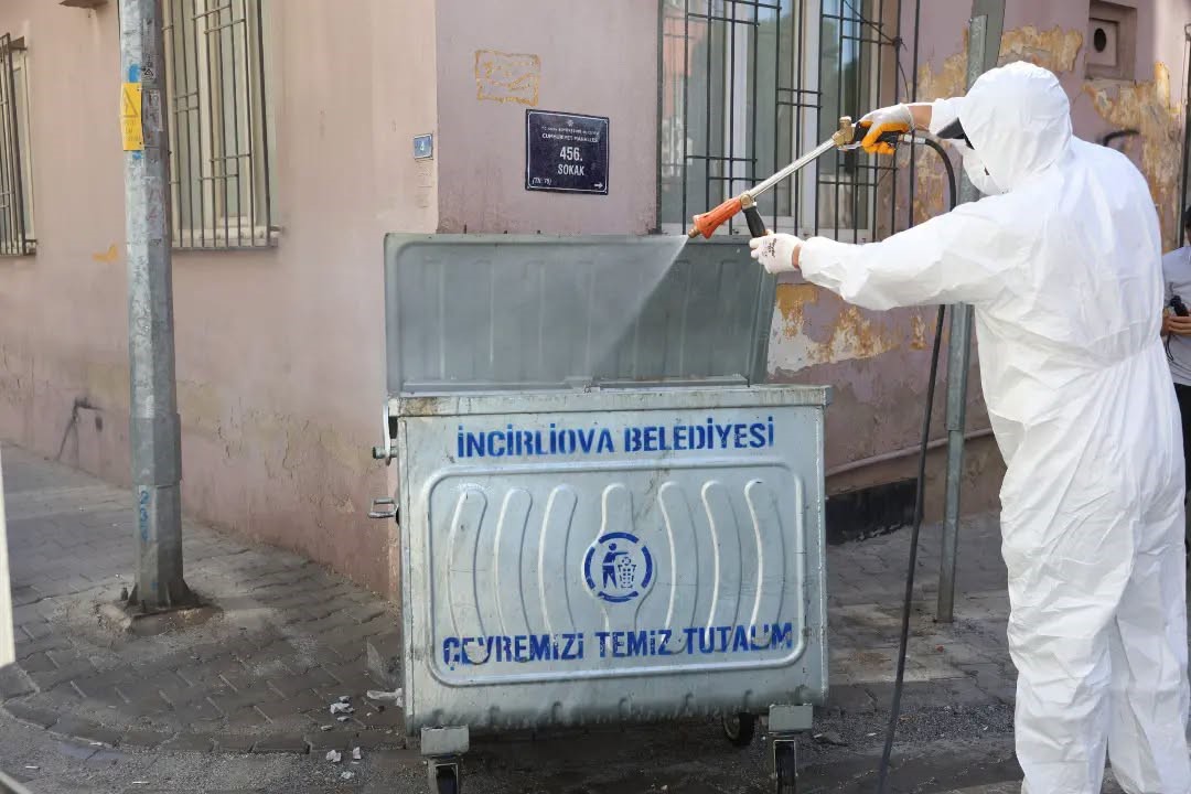 İncirliova’da karasinekle mücadele için çöp konteynerleri ilaçlandı